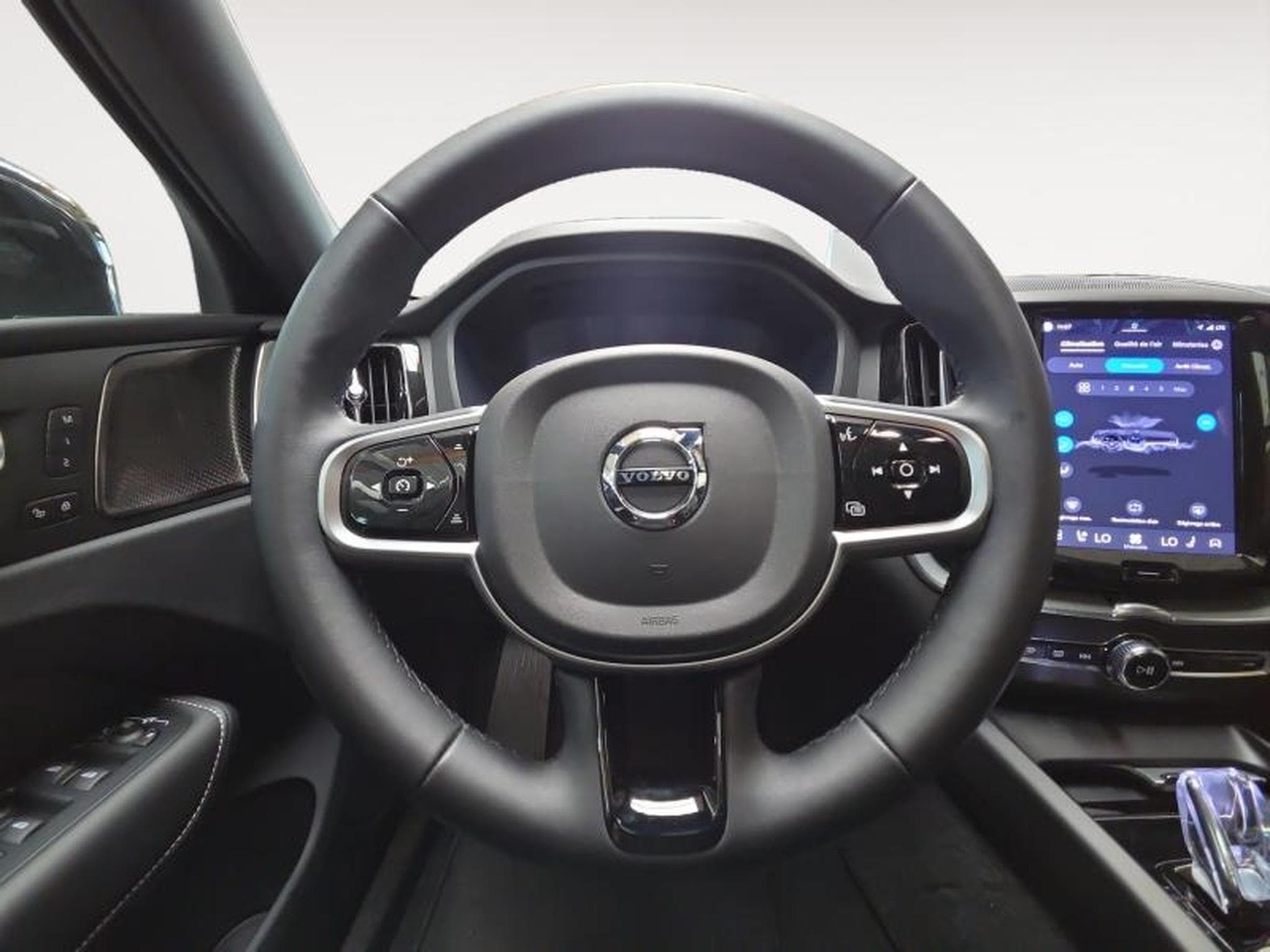 Volvo XC60 B5 AWD Plus Dark / Essence (2025) - Foto 17
