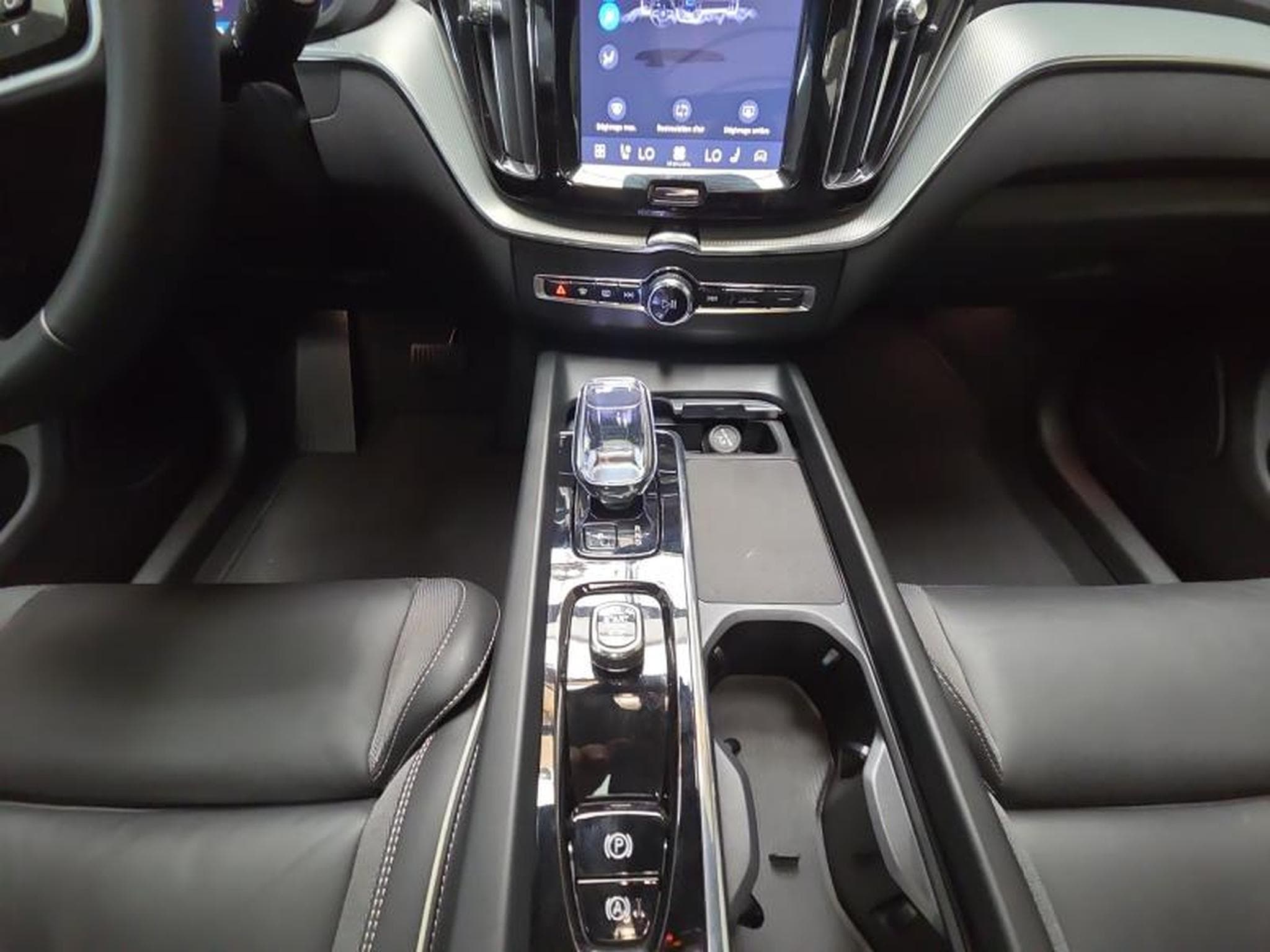 Volvo XC60 B5 AWD Plus Dark / Essence (2025) - Foto 8