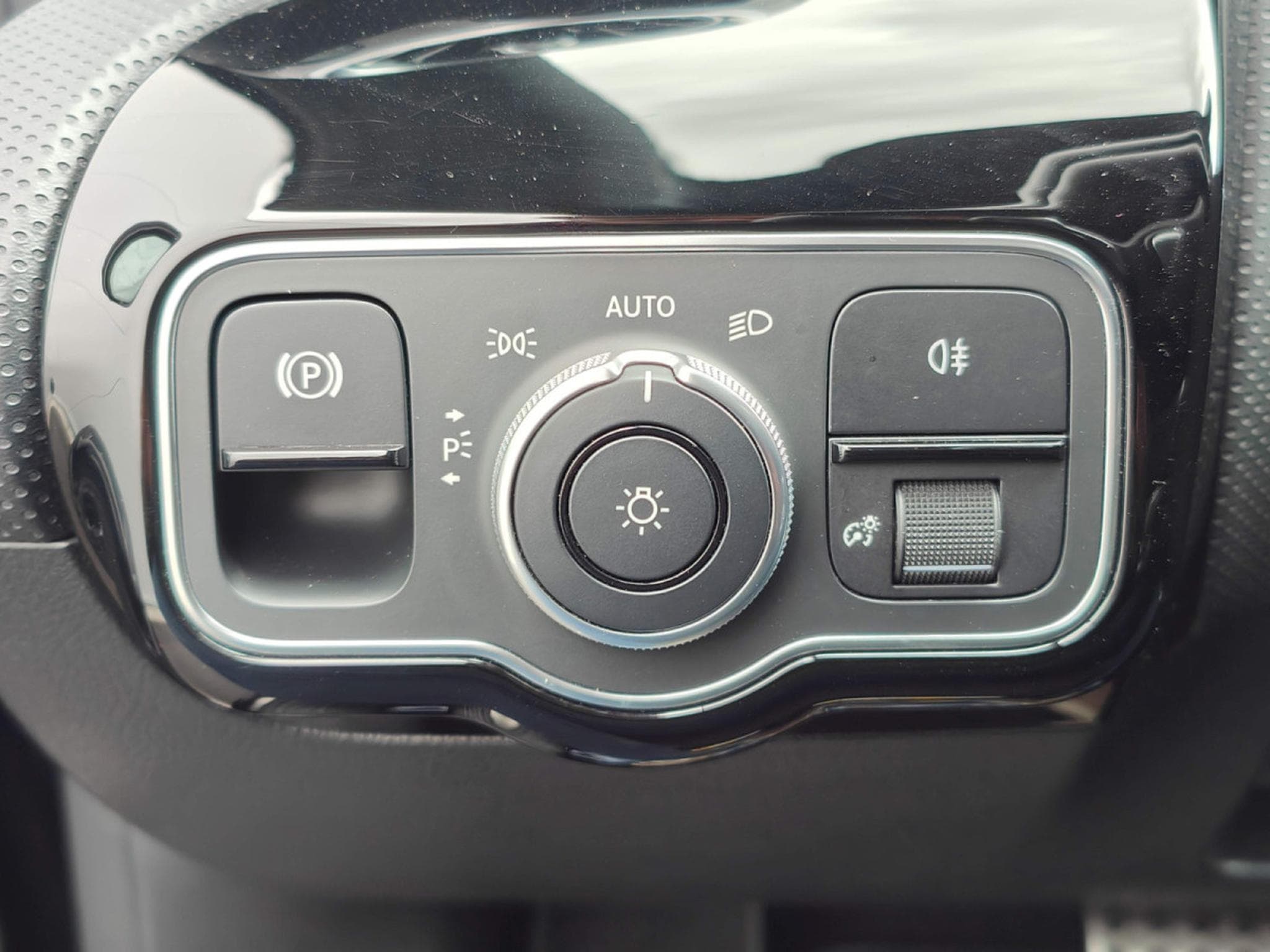 Mercedes A 180 180D PACK AMG CAMERA GPS CARPLAY LED SIEGES ELECTRIQUES (2019) - Photo 15