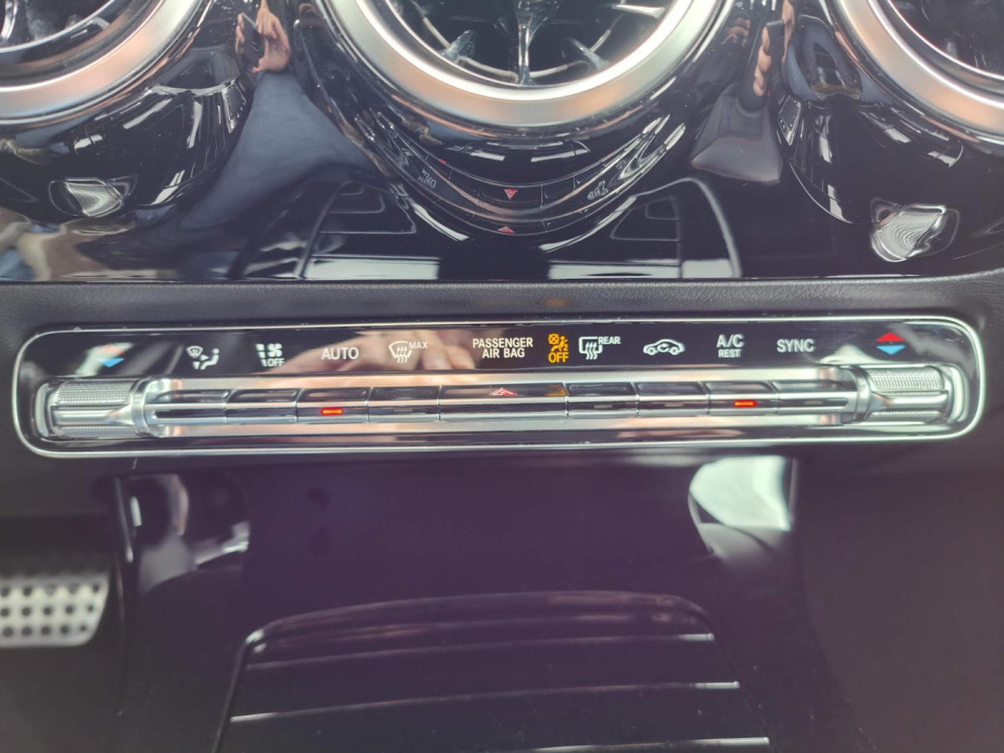 Mercedes A 180 180D PACK AMG CAMERA GPS CARPLAY LED SIEGES ELECTRIQUES (2019) - Photo 22