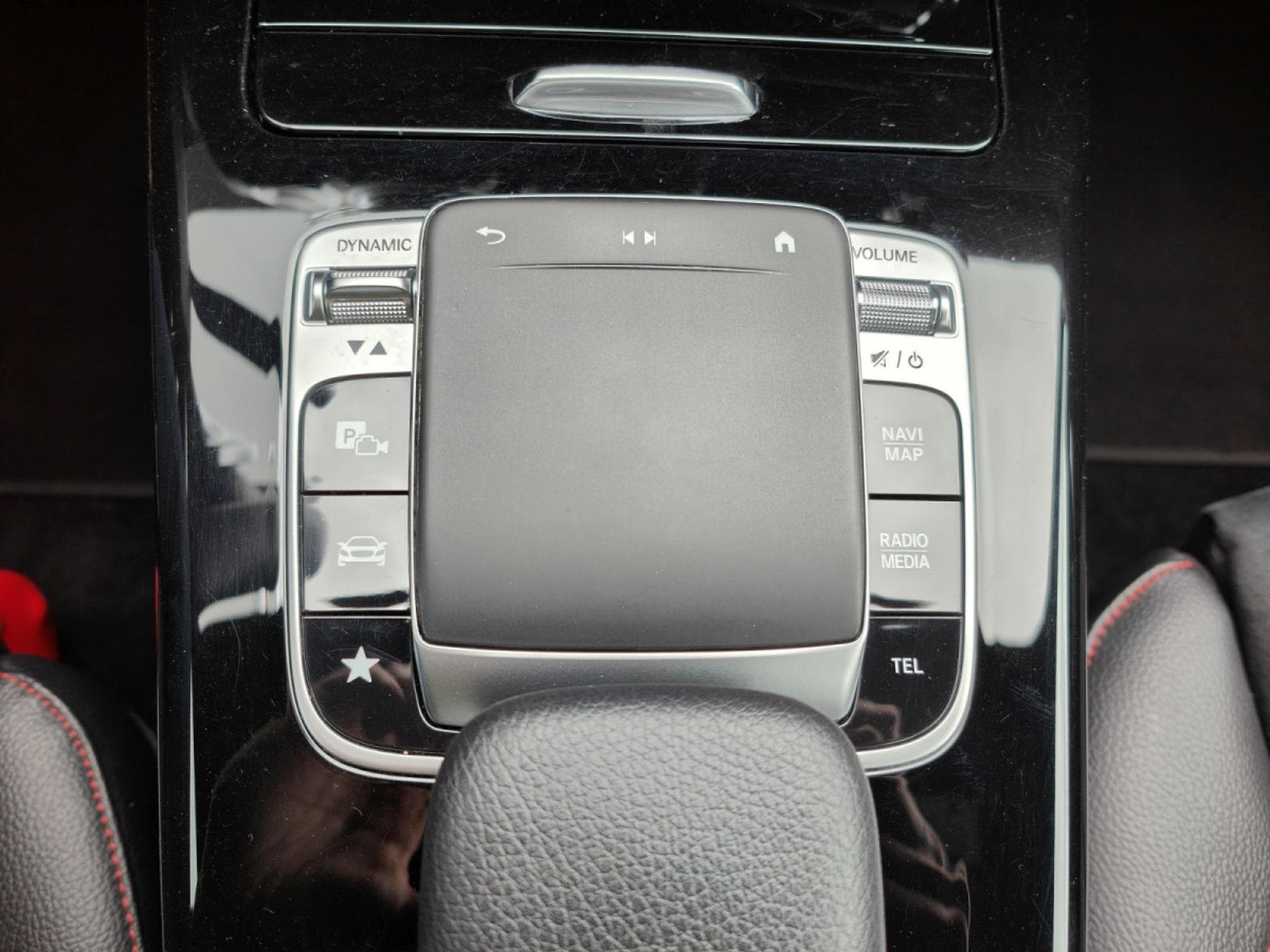 Mercedes A 180 180D PACK AMG CAMERA GPS CARPLAY LED SIEGES ELECTRIQUES (2019) - Photo 23