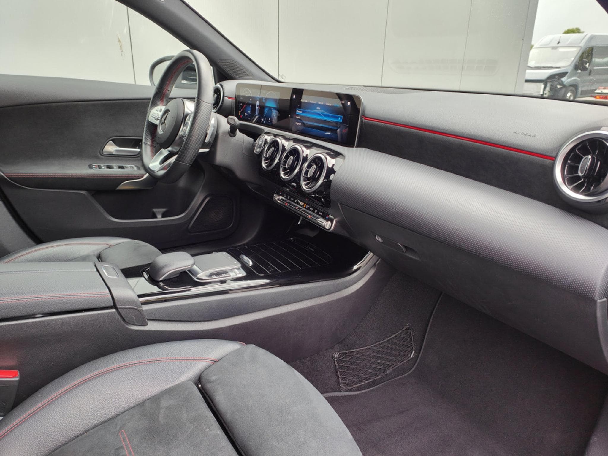 Mercedes A 180 180D PACK AMG CAMERA GPS CARPLAY LED SIEGES ELECTRIQUES (2019) - Photo 7