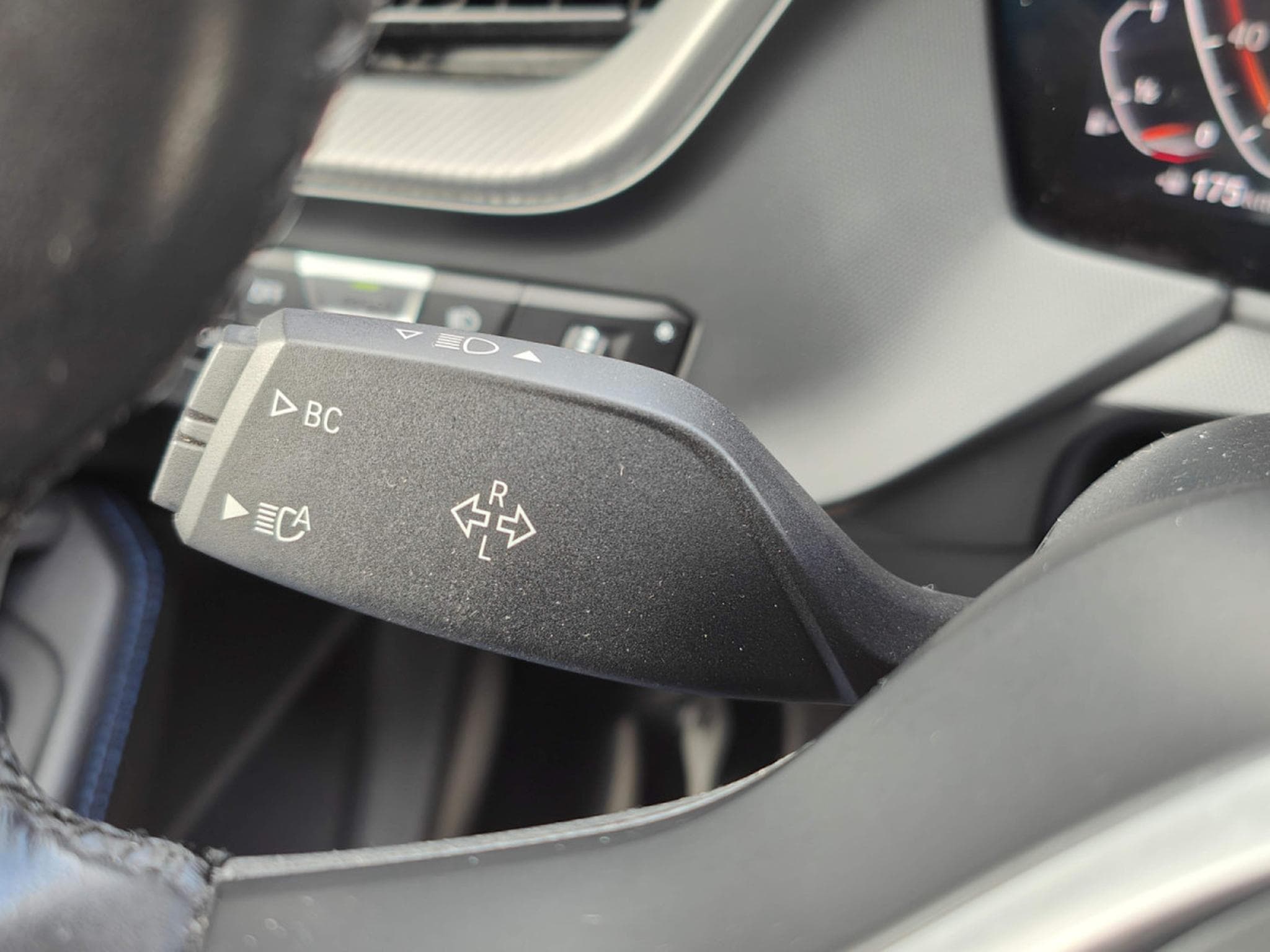 BMW 120 120iA SDRIVE PACK M GPS CARPLAY SIEGES CHAUFFANTS ECLAIRAGE (2021) - Photo 17