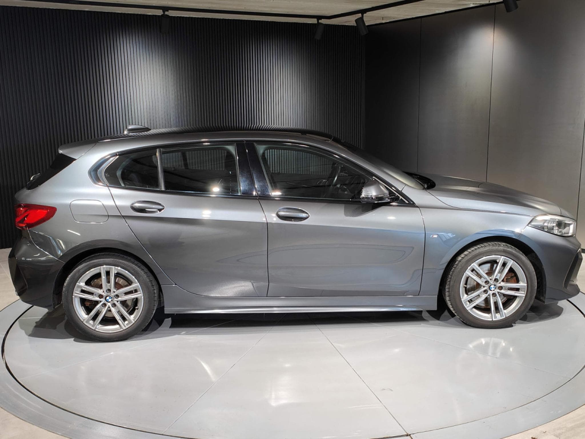 BMW 120 120iA SDRIVE PACK M GPS CARPLAY SIEGES CHAUFFANTS ECLAIRAGE (2021) - Photo 2
