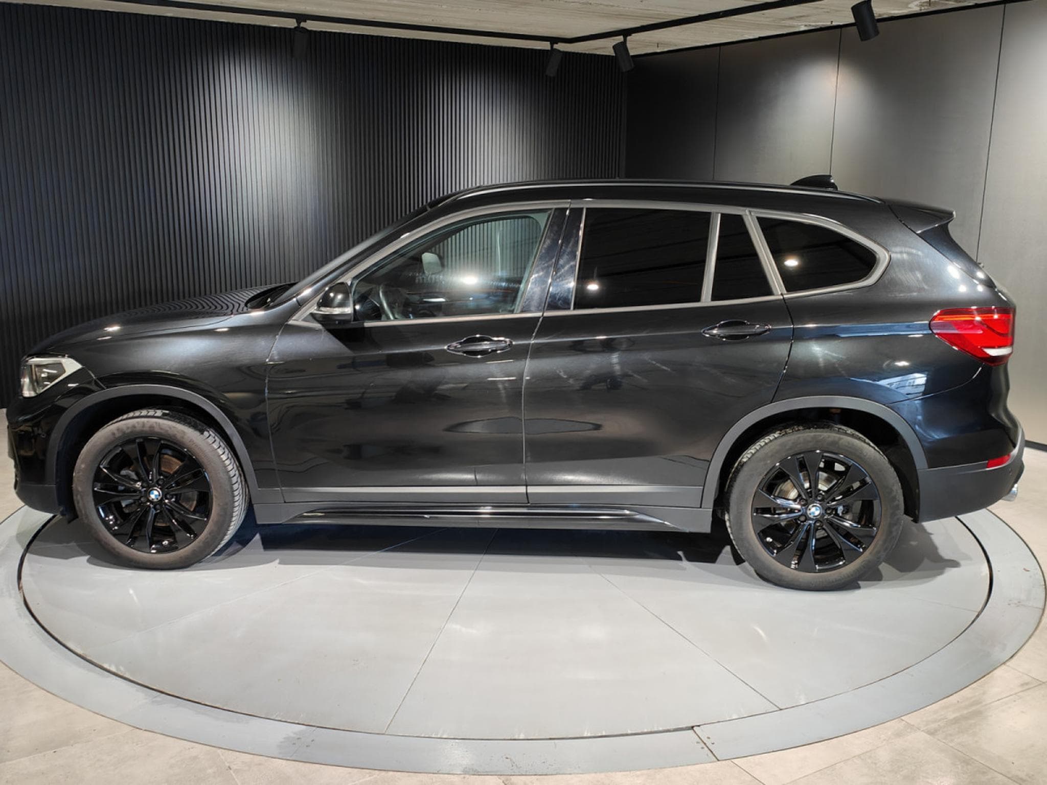 BMW X1 SDRIVE18iA PACK M TOIT PANO OUVRANT GPS CUIR (2021) - Photo 5