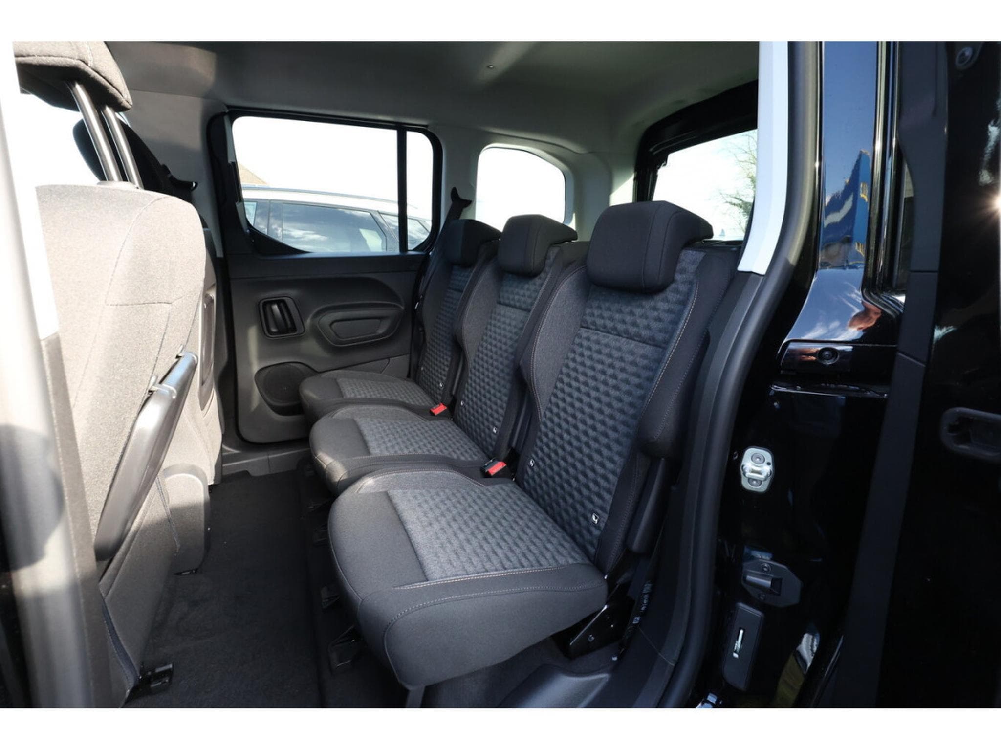 Peugeot Rifter 1.5 BlueHDI 130 EAT8 L1 GT (2025) - Foto 8