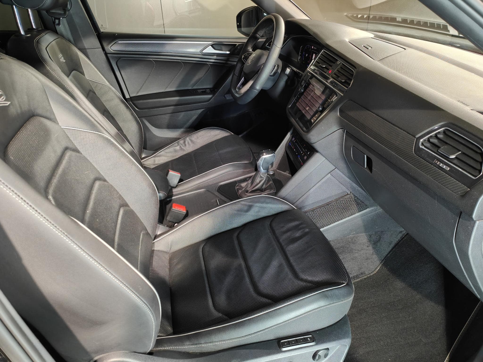 VW Tiguan 2.0 TDI R-LINE DSG 7PLACES CARPLAY TOIT OUV CUIR CAMERA ATTE (2022) - Photo 7