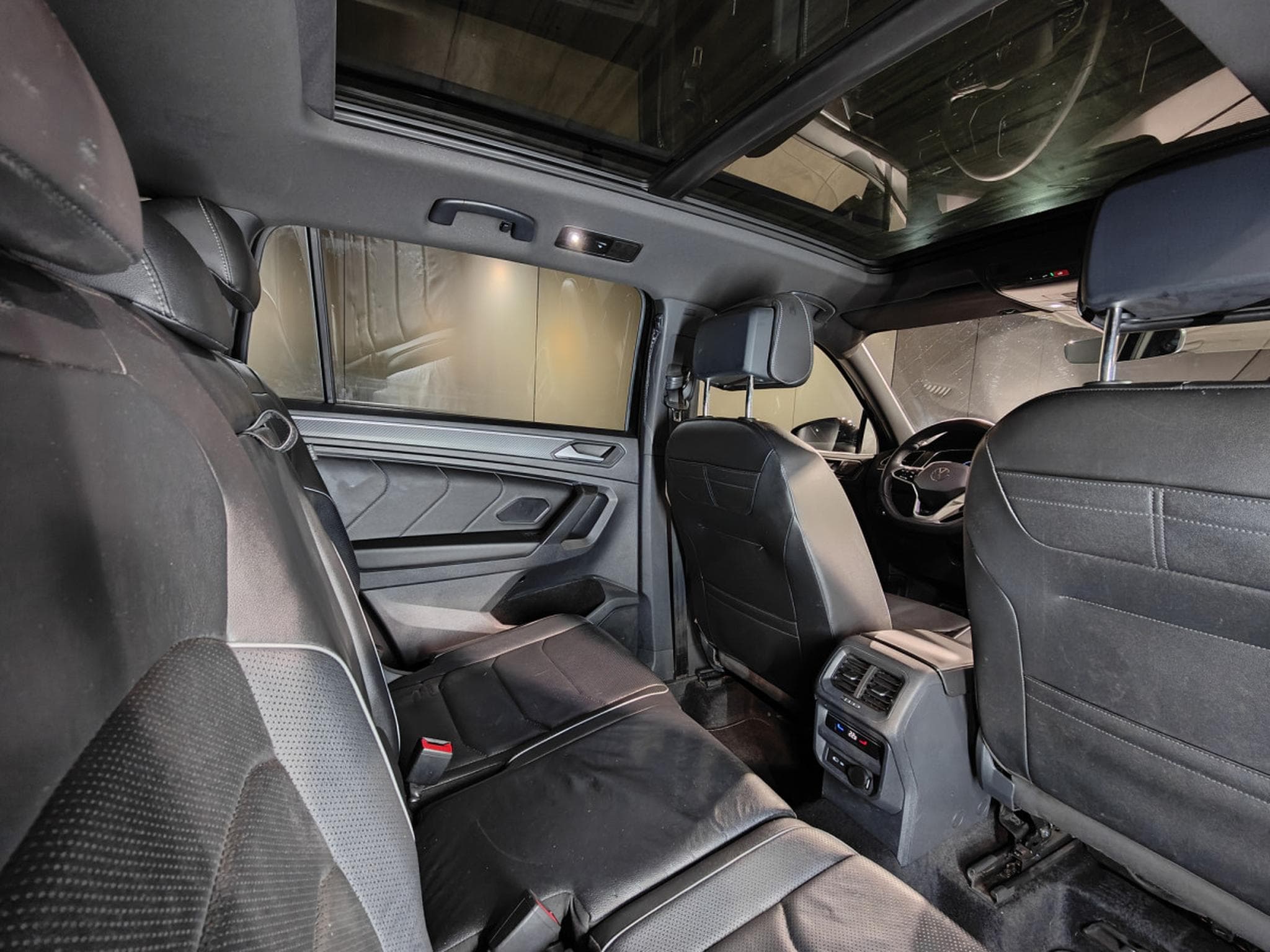 VW Tiguan 2.0 TDI R-LINE DSG 7PLACES CARPLAY TOIT OUV CUIR CAMERA ATTE (2022) - Photo 9
