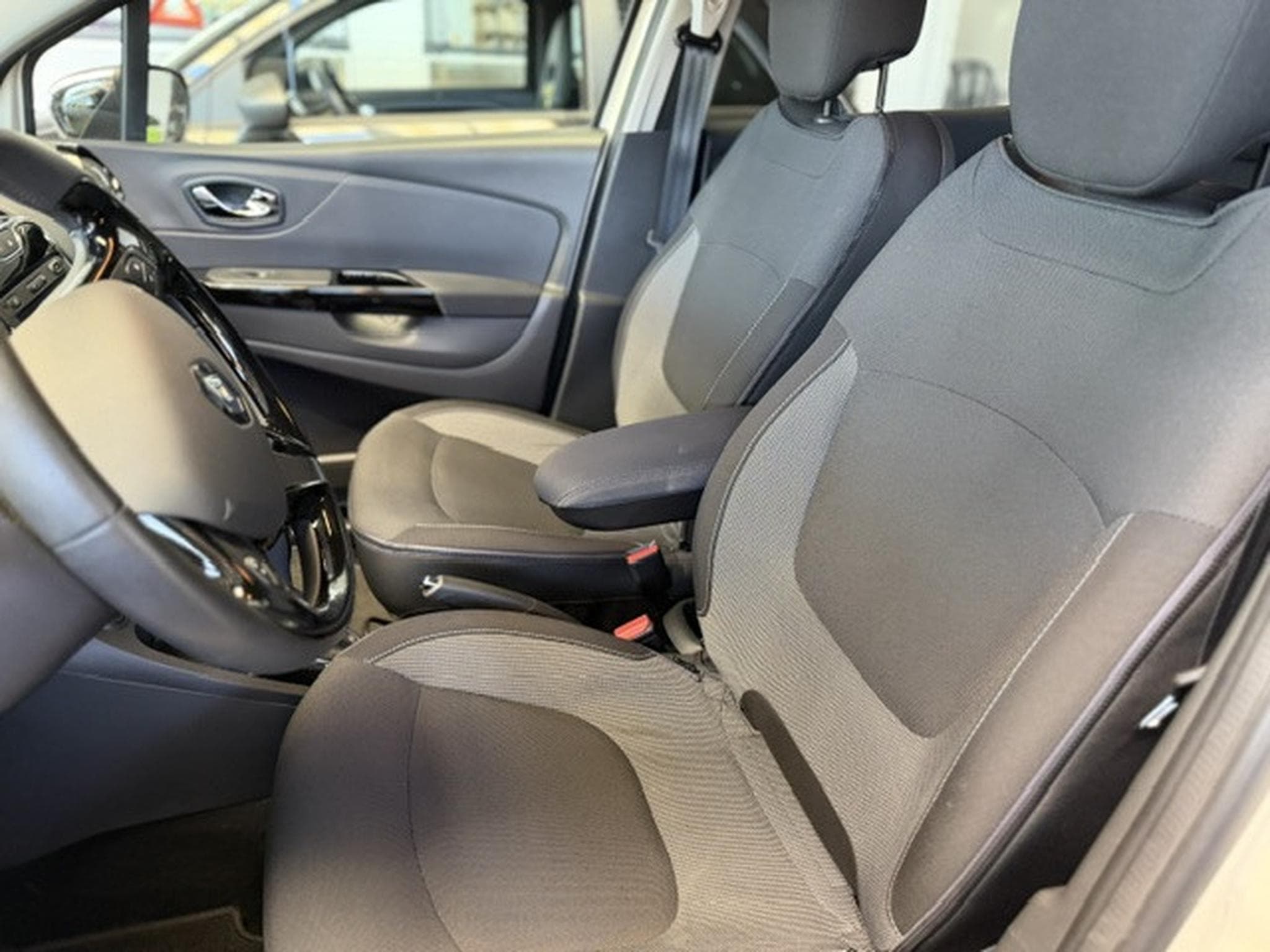 Renault Captur INTENS TCE 120 EDC (2014) - Photo 6