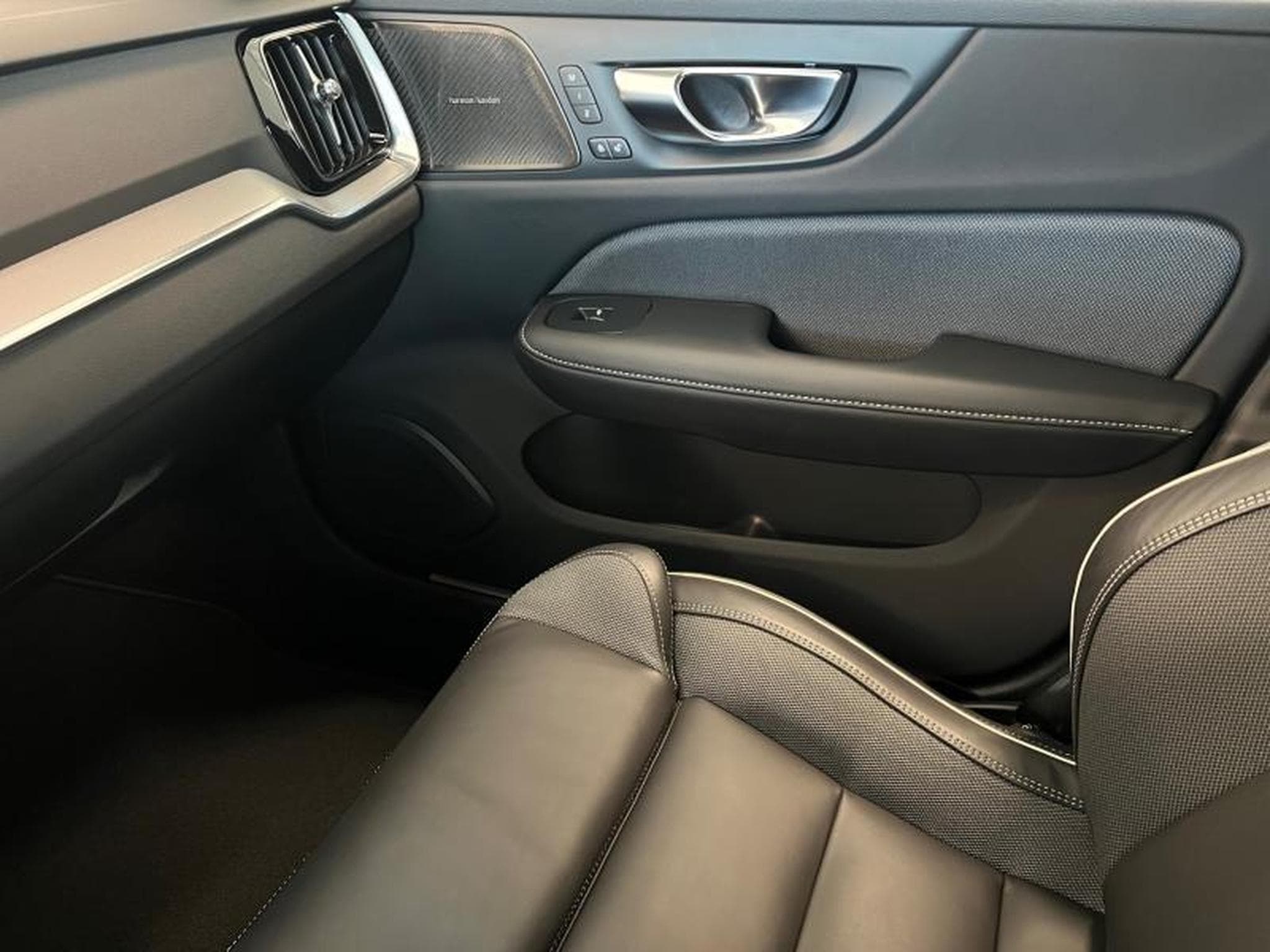 Volvo V60 Plus Dark (2025) - Photo 12