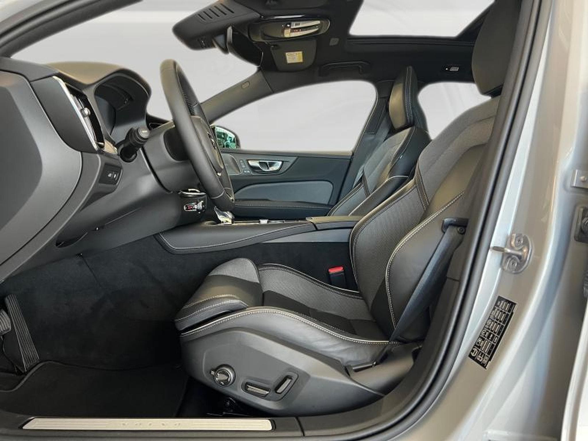 Volvo V60 Plus Dark (2025) - Photo 9