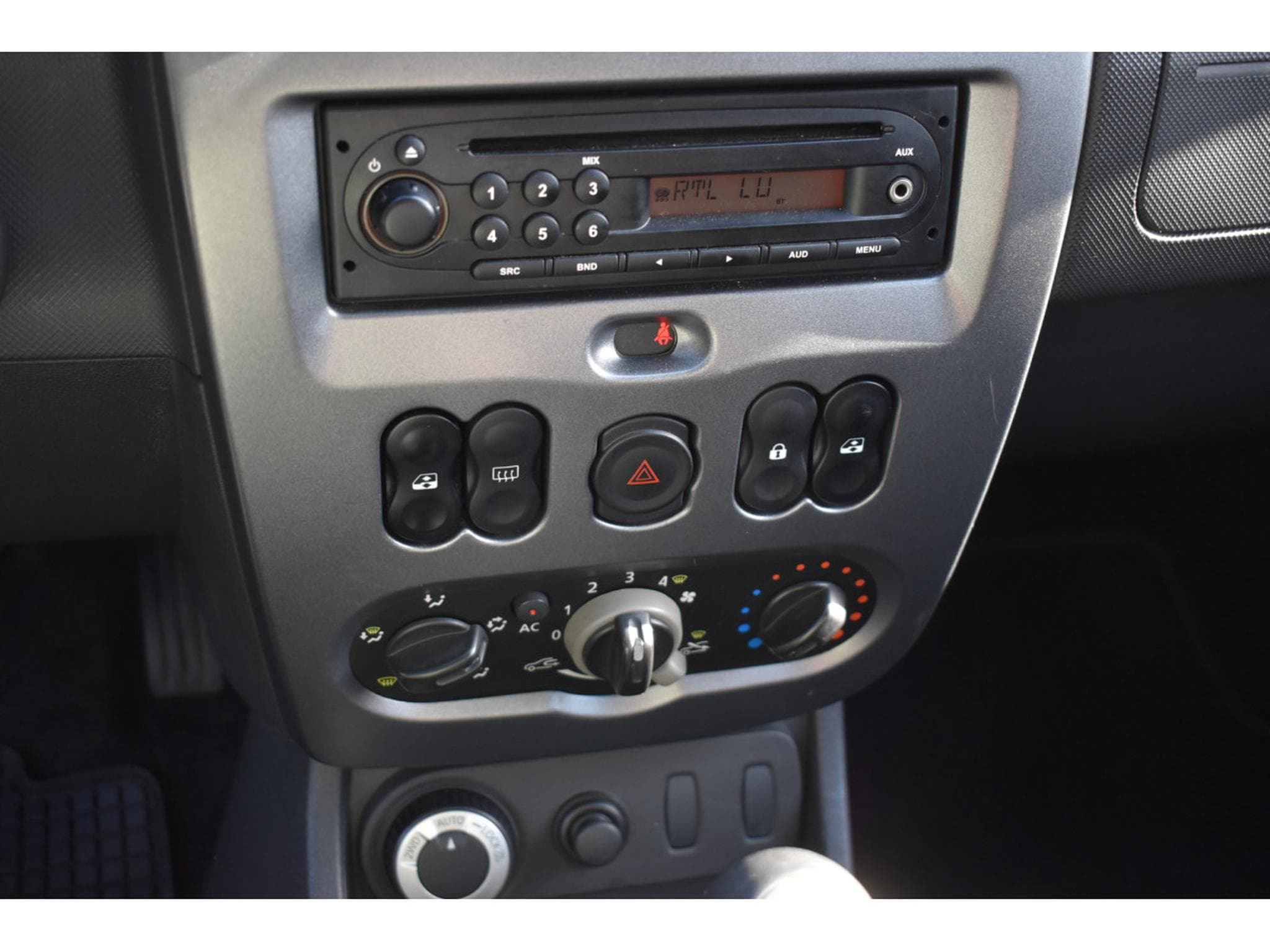 Dacia Duster 4x4 1,6i16V (2012) - Photo 8