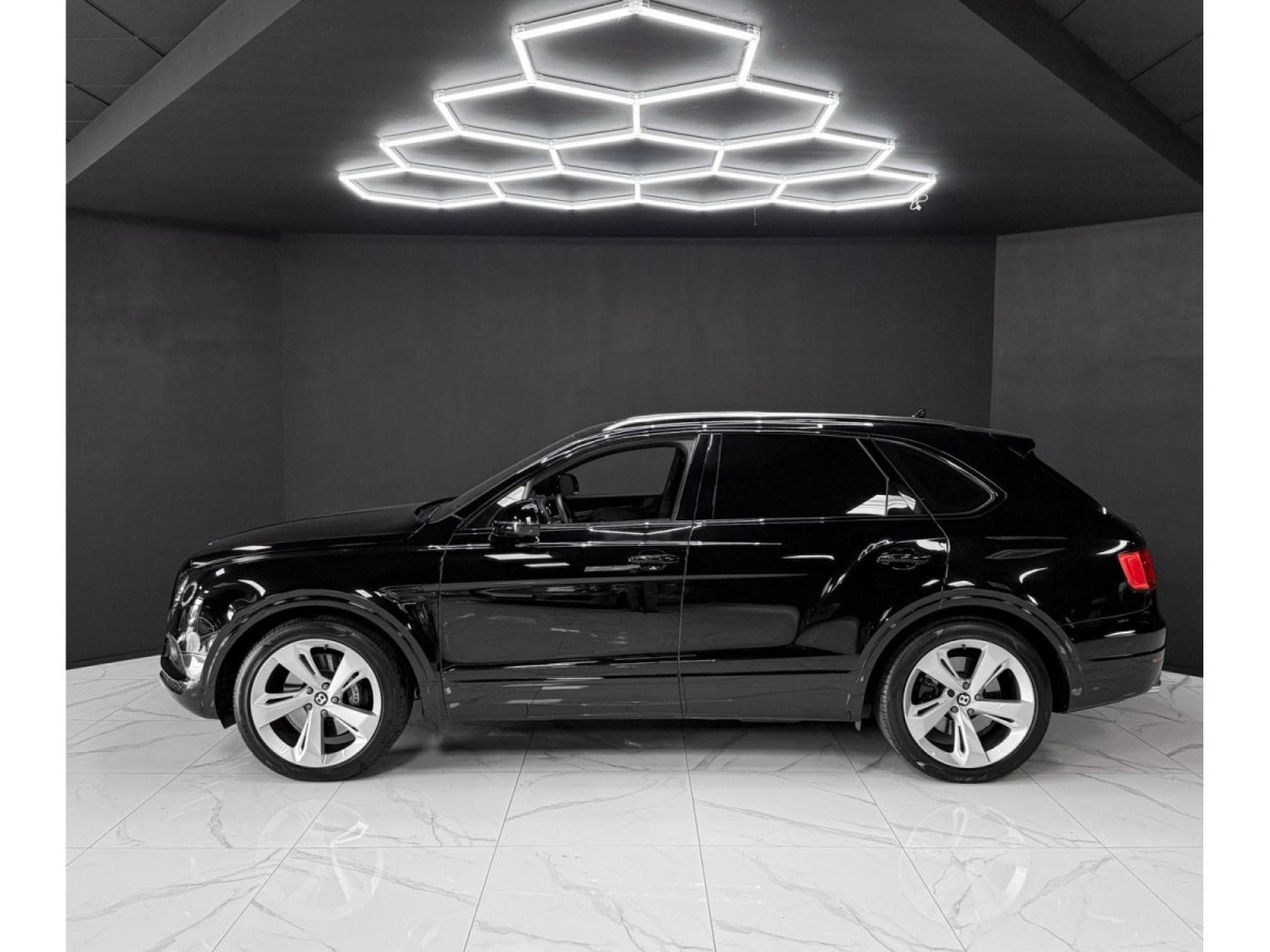 Bentley Bentayga 4.0 V8 / 1ST HAND / FULL BENTLEY SERVICE (2018) - Photo 2