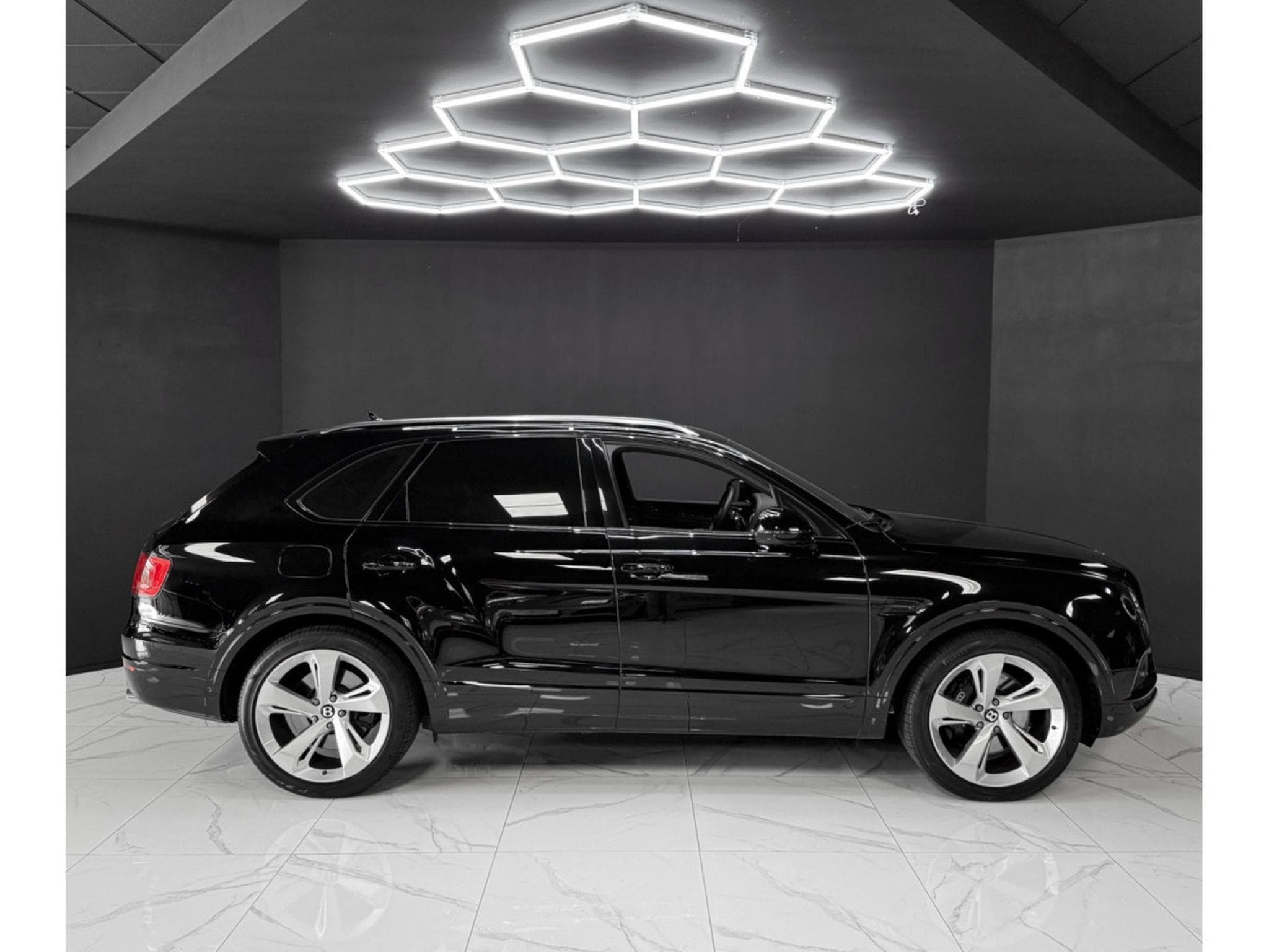 Bentley Bentayga 4.0 V8 / 1ST HAND / FULL BENTLEY SERVICE (2018) - Photo 6
