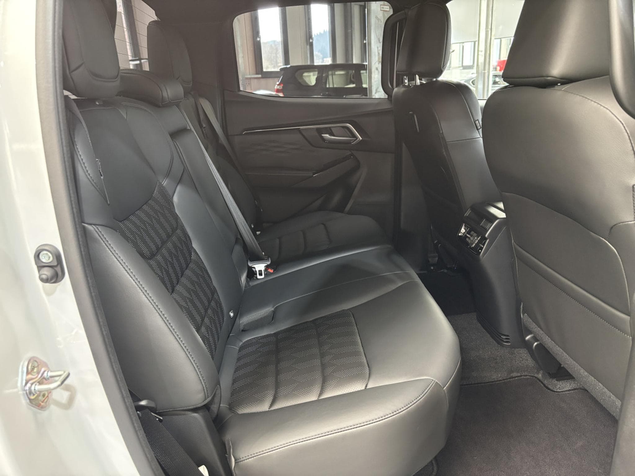 Isuzu D-Max Double Cab 1.9 V-Cross 163HP (2026) - Photo 11