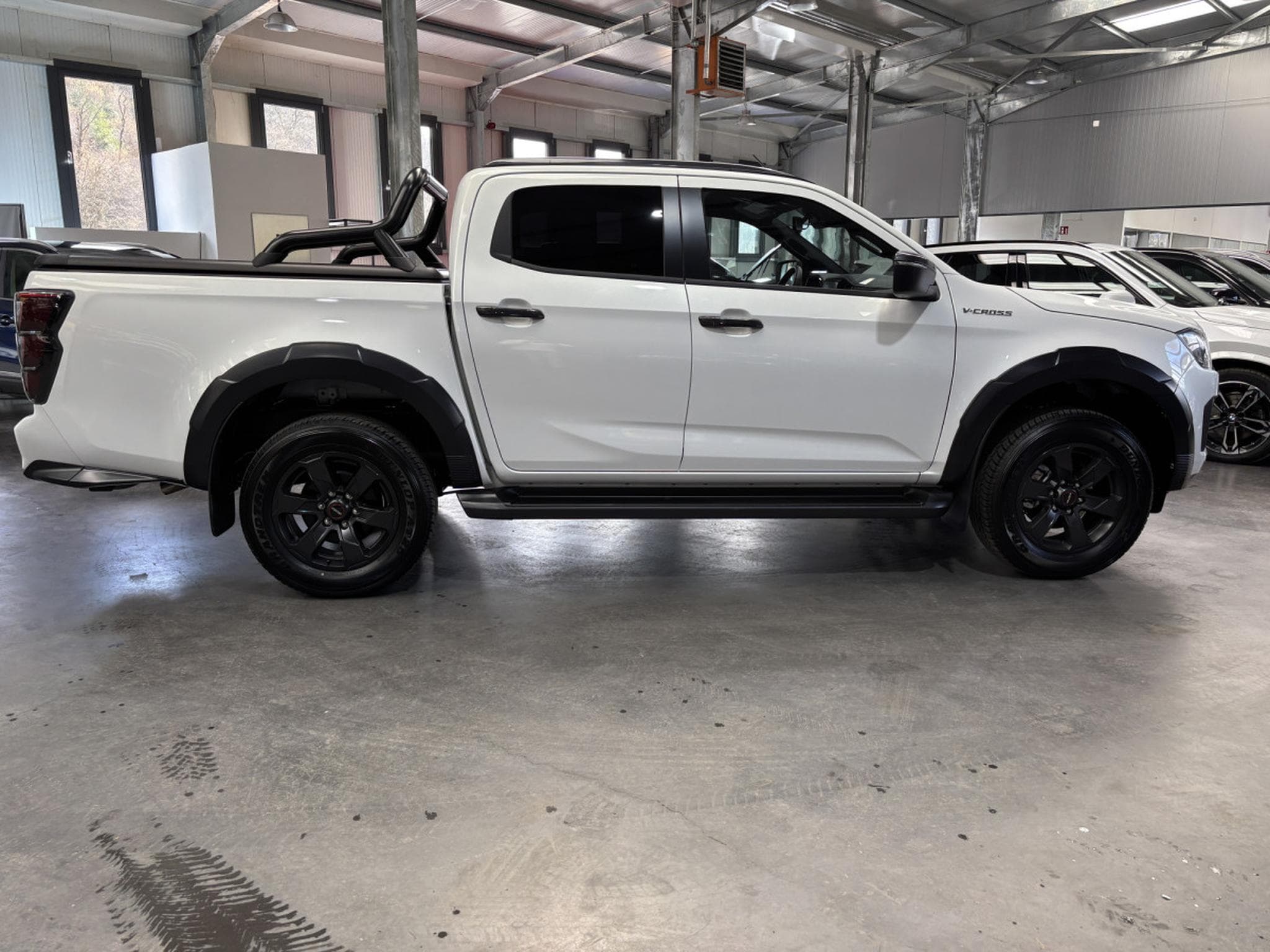 Isuzu D-Max Double Cab 1.9 V-Cross 163HP (2026) - Photo 2