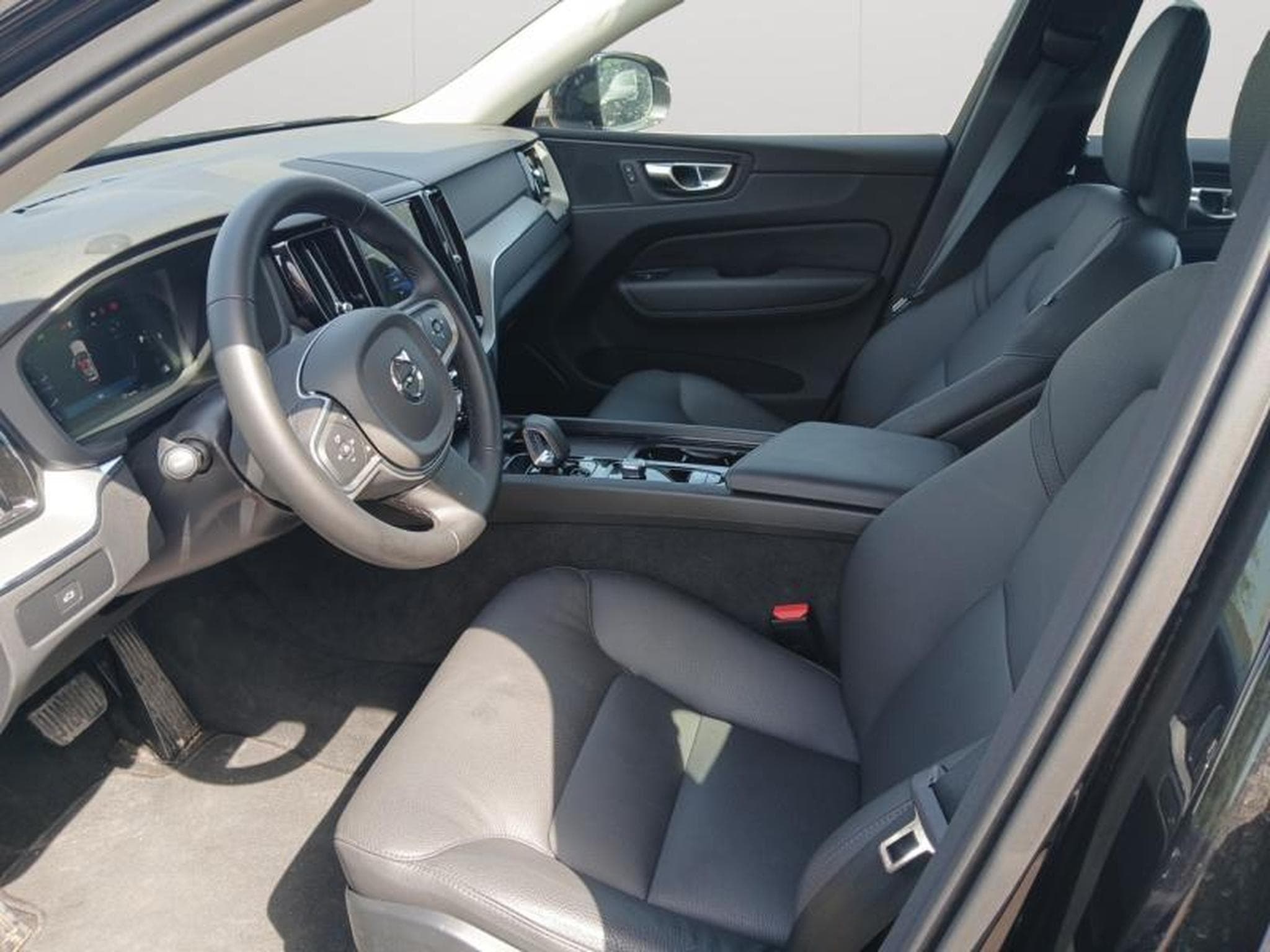 Volvo XC60 B5 Core / Essence (2025) - Foto 9