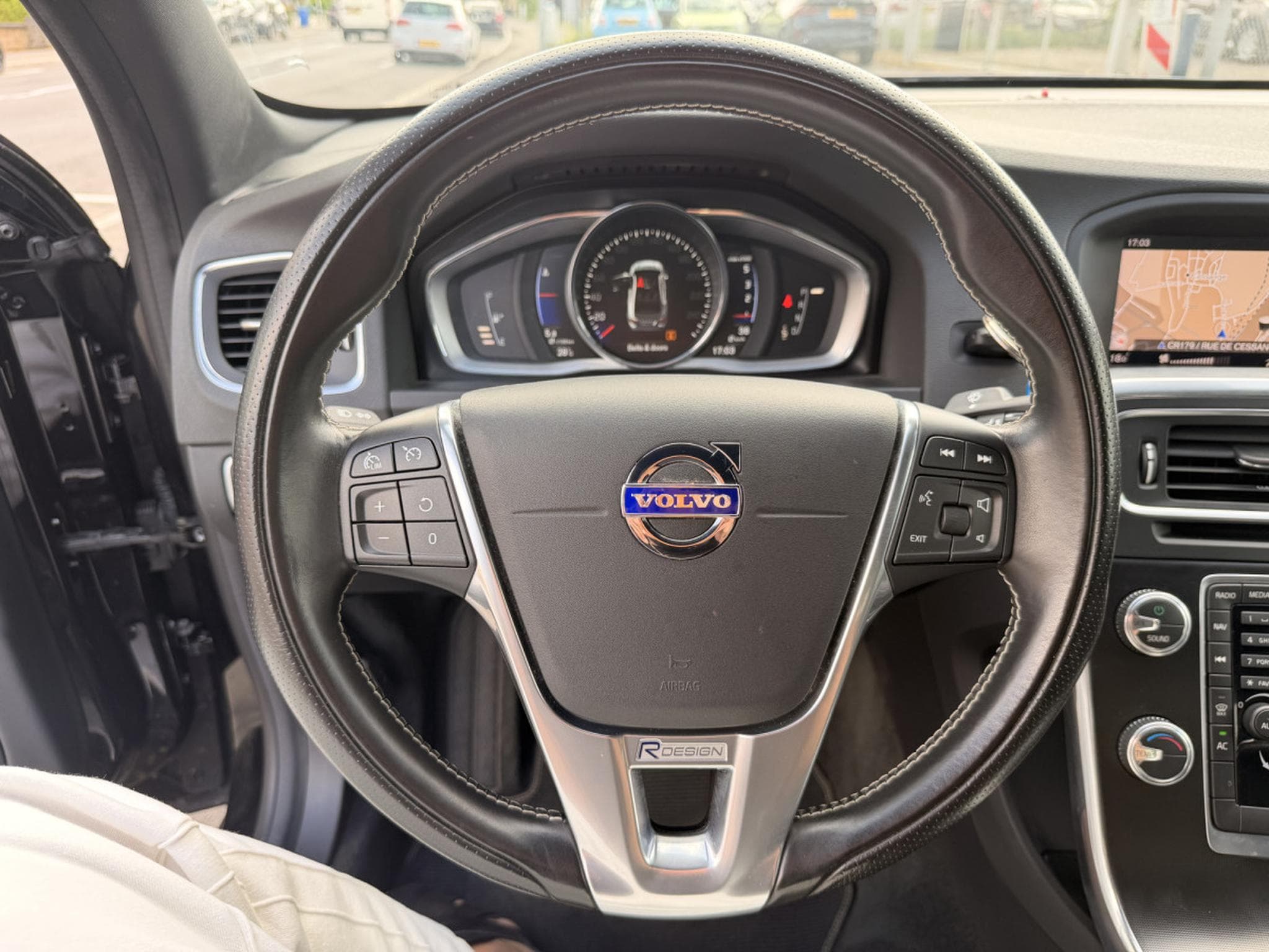 Volvo S60 D2 Geartronic 120 R-Design (2017) - Photo 16