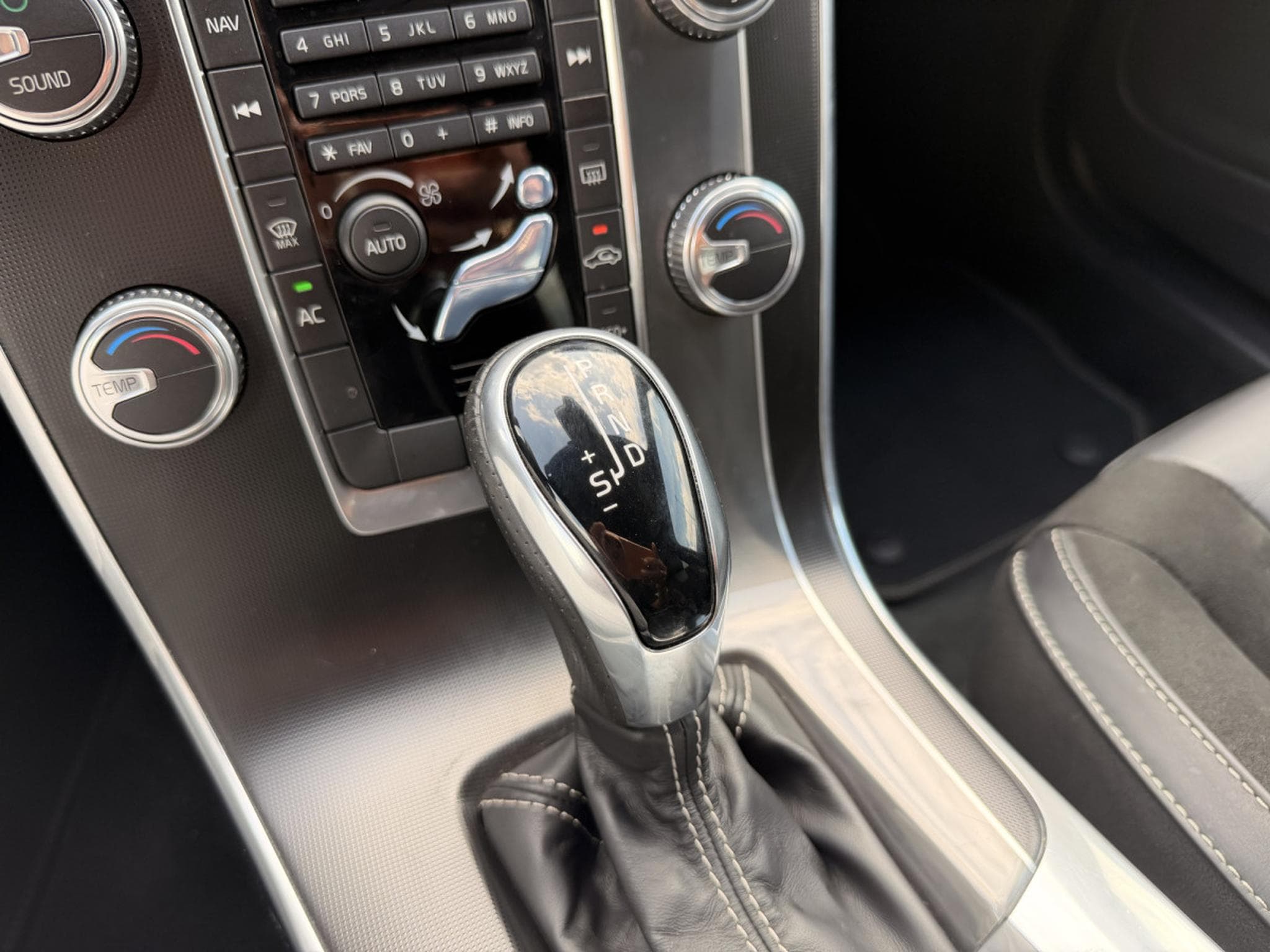 Volvo S60 D2 Geartronic 120 R-Design (2017) - Photo 19