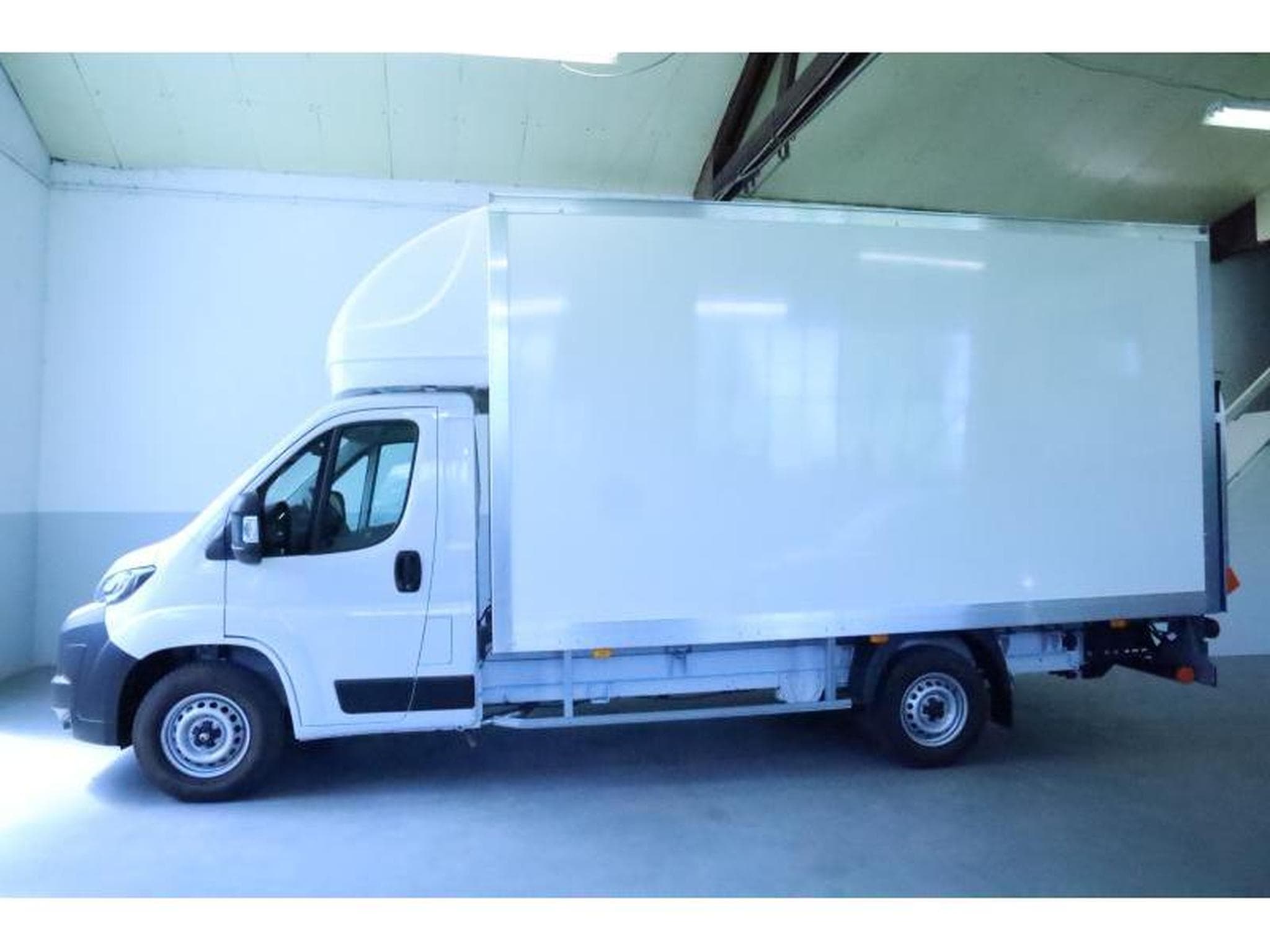 Citroen Jumper Cargo Box avec Hayon L4 3,5t (2026) - Photo 24