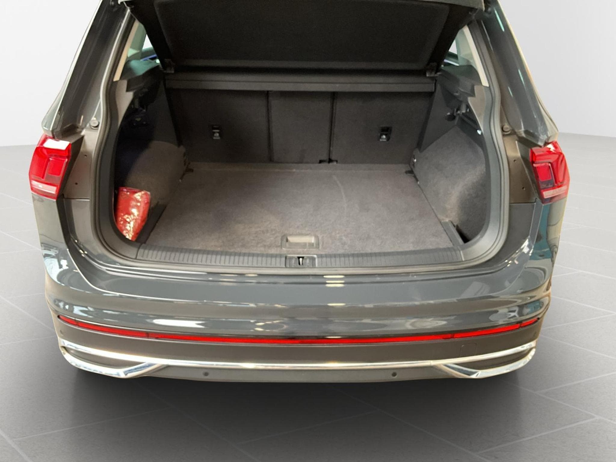 VW Tiguan Life-Urban-Sport+DSG+RearView (2024) - Photo 16