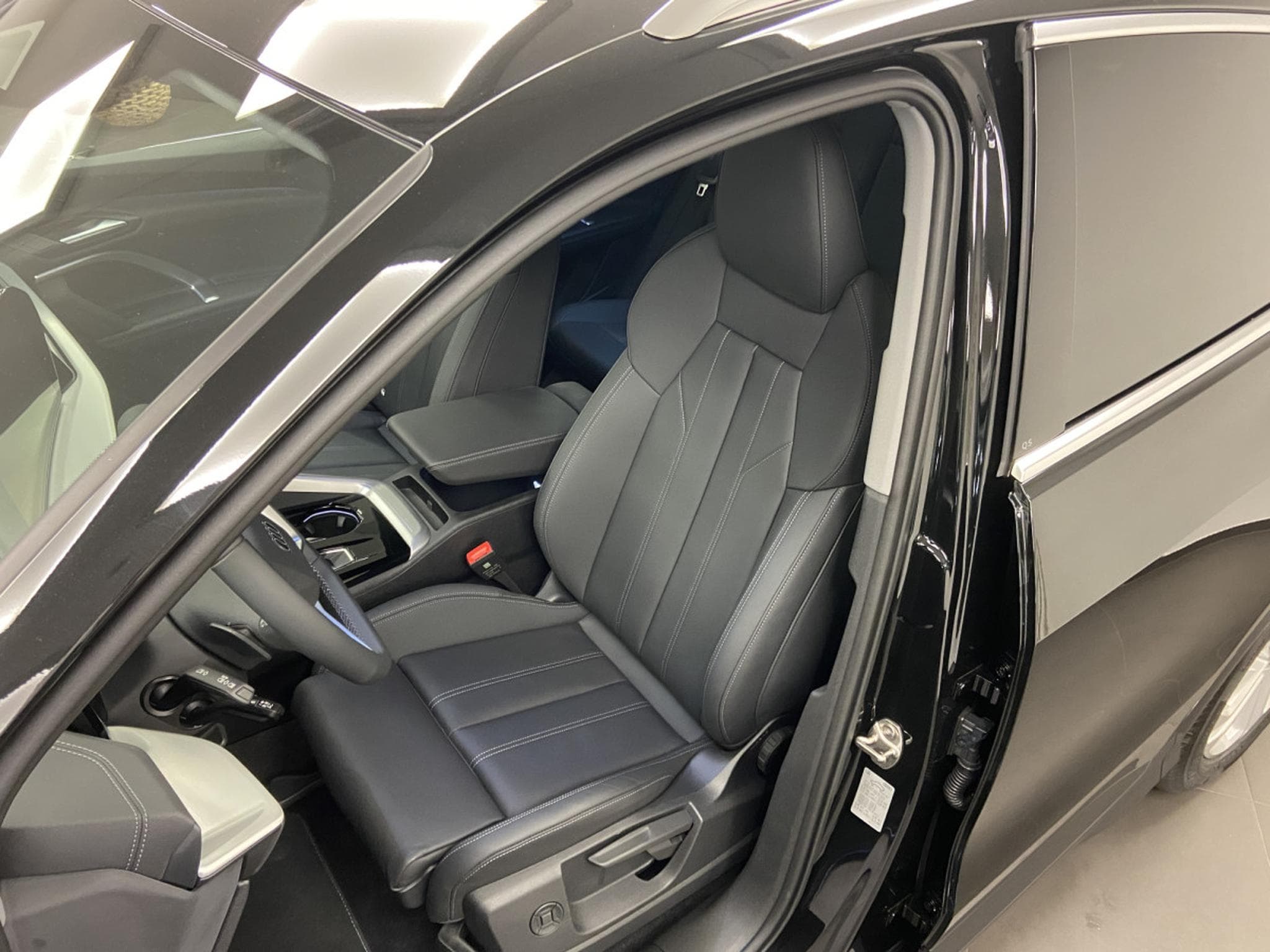 Audi Q5 SUV e-hybrid 299 CH / 220 KW quattro S tronic (2025) - Foto 2