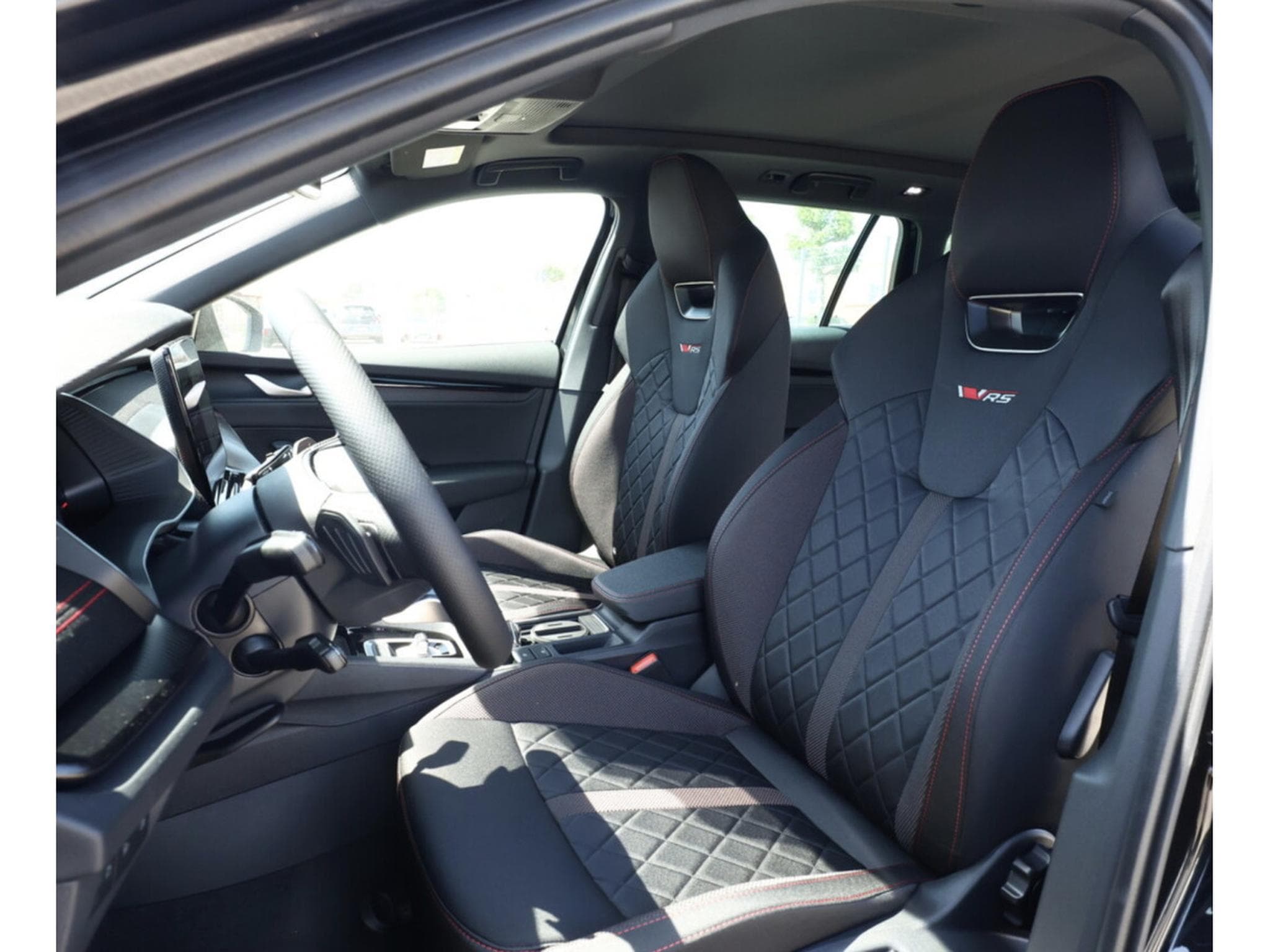 Skoda Octavia RS 2.0 TSI Combi DSG + Pano (2026) - Photo 5