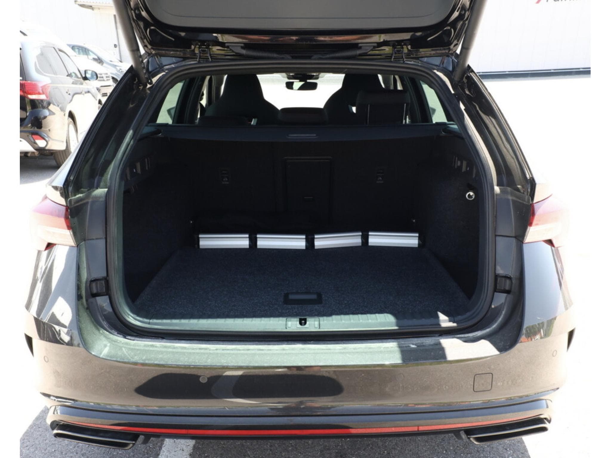 Skoda Octavia RS 2.0 TSI Combi DSG + Pano (2026) - Photo 9
