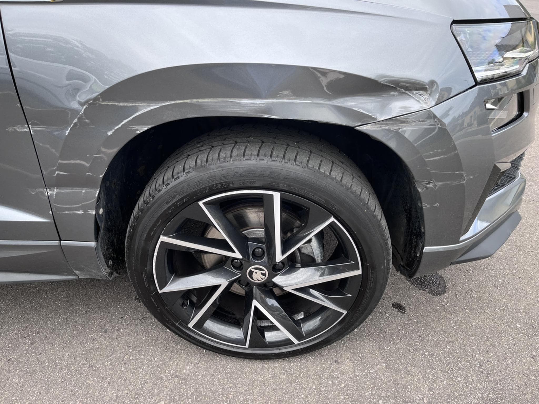 Skoda Karoq 2.0 Tsi Sportline DSG 4x4 Pano AHK Keyless ACCIDENTE (2023) - Photo 10