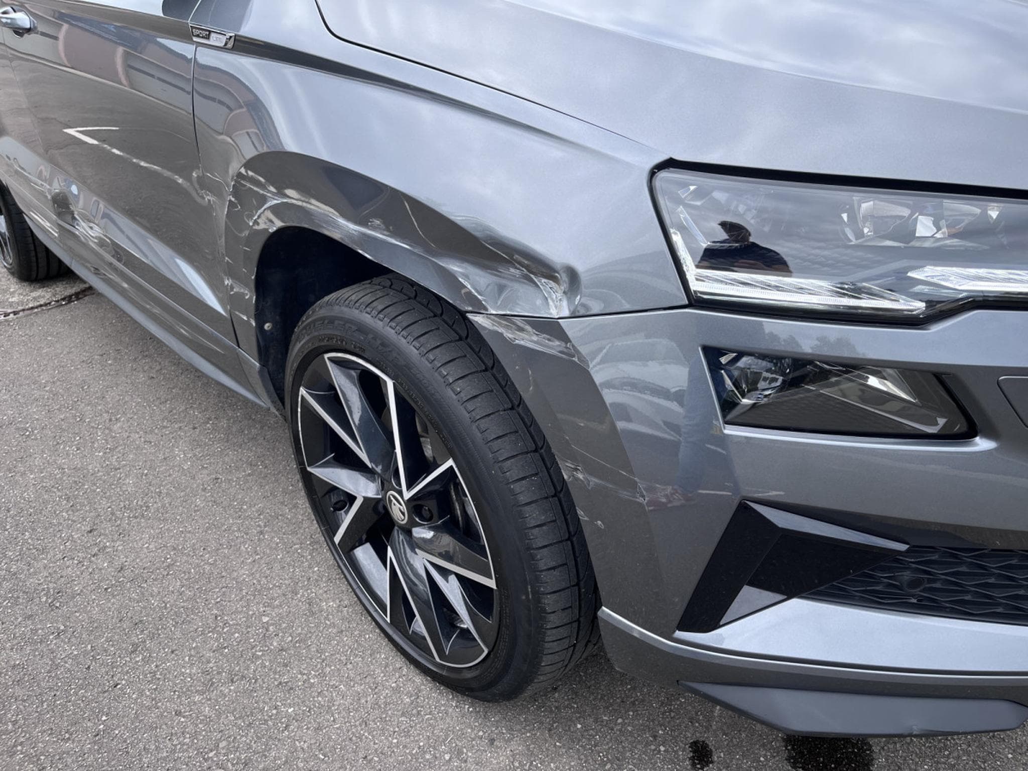 Skoda Karoq 2.0 Tsi Sportline DSG 4x4 Pano AHK Keyless ACCIDENTE (2023) - Photo 11