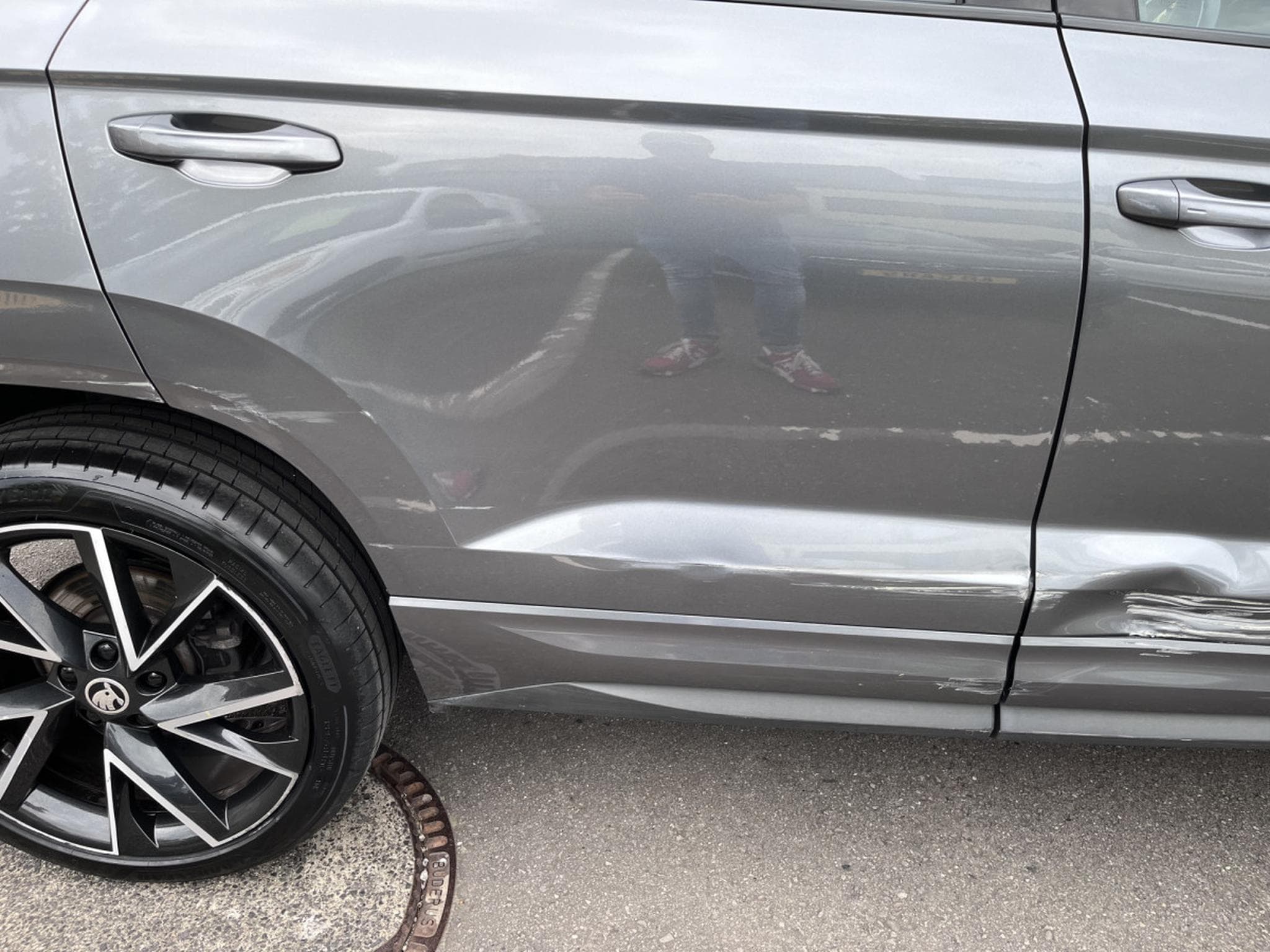 Skoda Karoq 2.0 Tsi Sportline DSG 4x4 Pano AHK Keyless ACCIDENTE (2023) - Photo 13