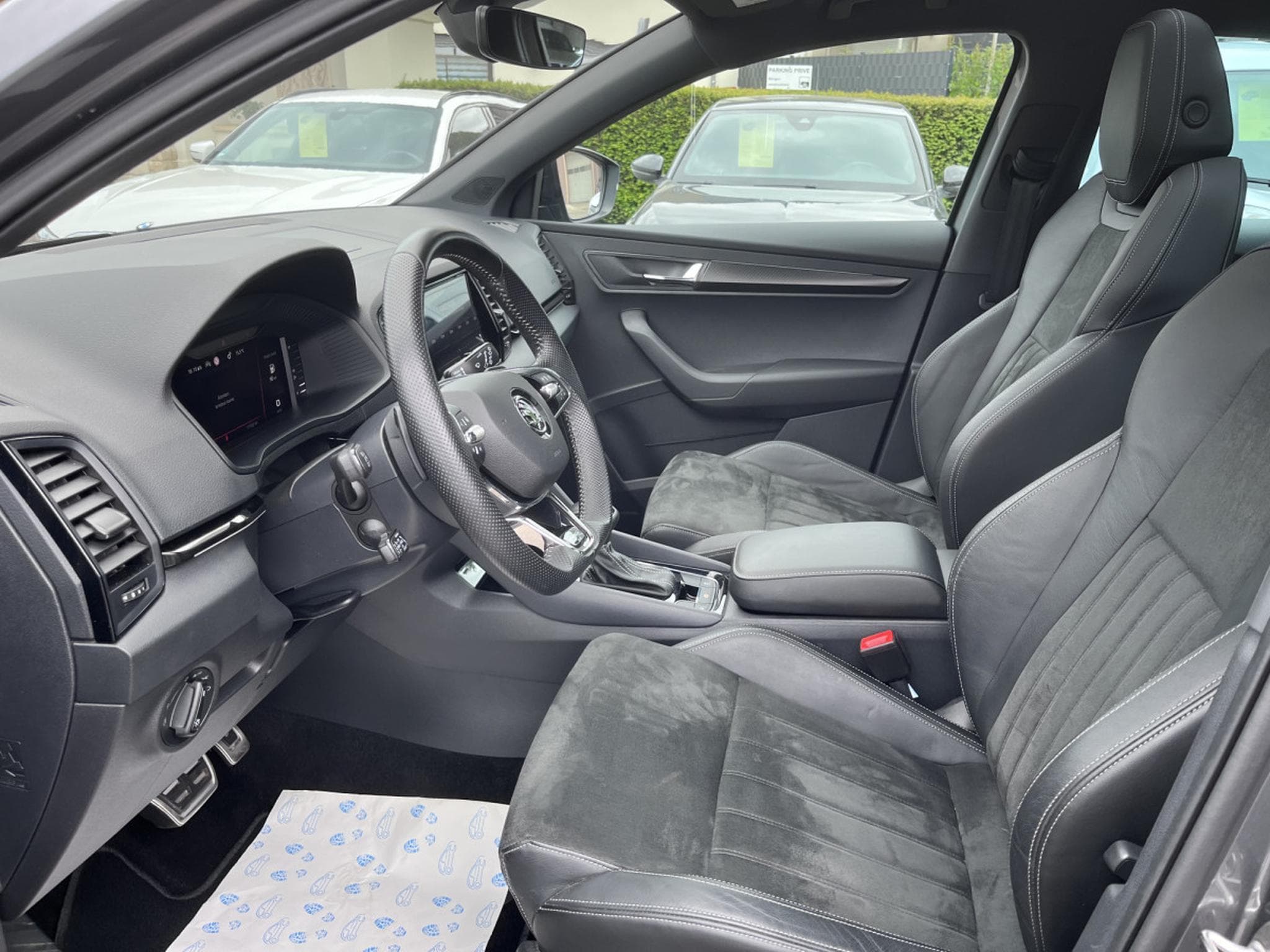 Skoda Karoq 2.0 Tsi Sportline DSG 4x4 Pano AHK Keyless ACCIDENTE (2023) - Photo 15