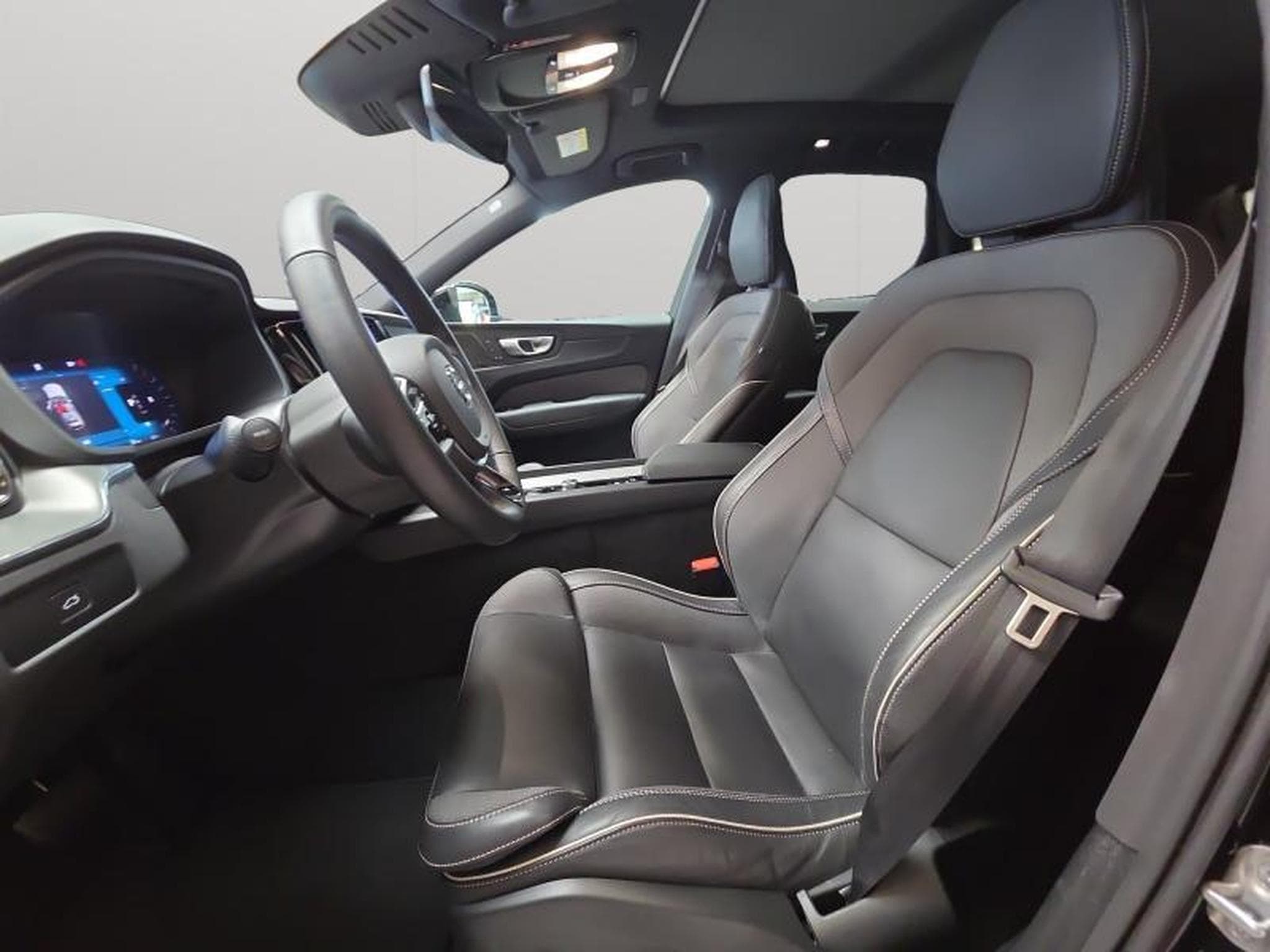 Volvo XC60 B5 AWD Plus Dark / Essence (2025) - Foto 10