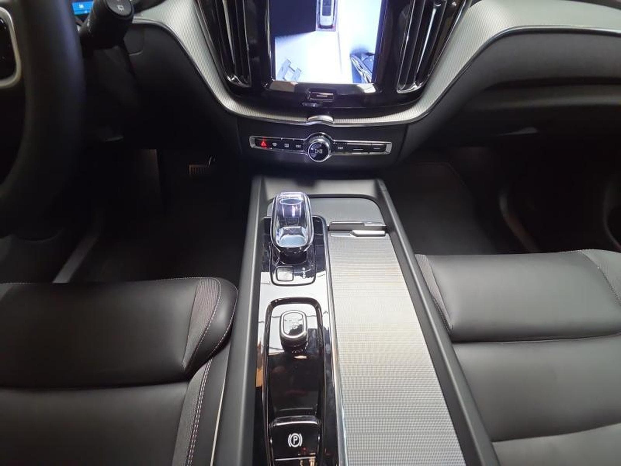 Volvo XC60 B5 AWD Plus Dark / Essence (2025) - Foto 11