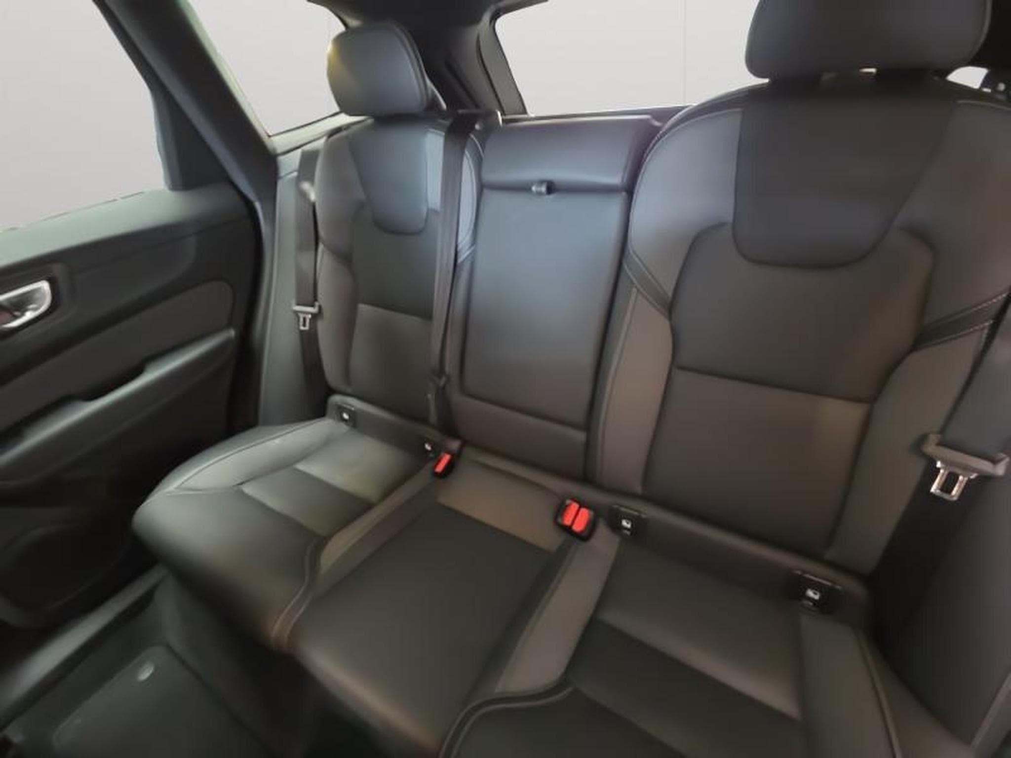 Volvo XC60 B5 AWD Plus Dark / Essence (2025) - Foto 13