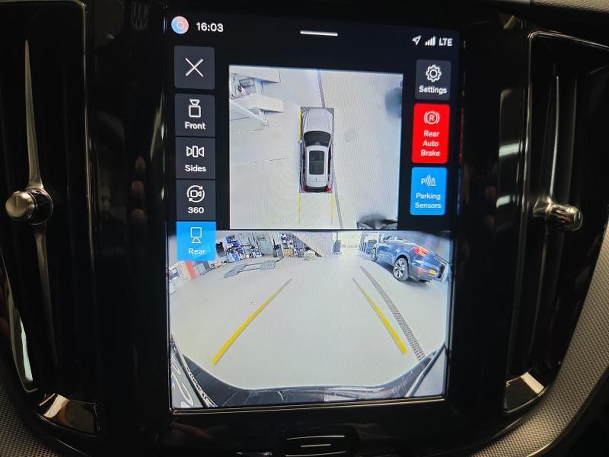Volvo XC60 B5 AWD Plus Dark / Essence (2025) - Foto 17