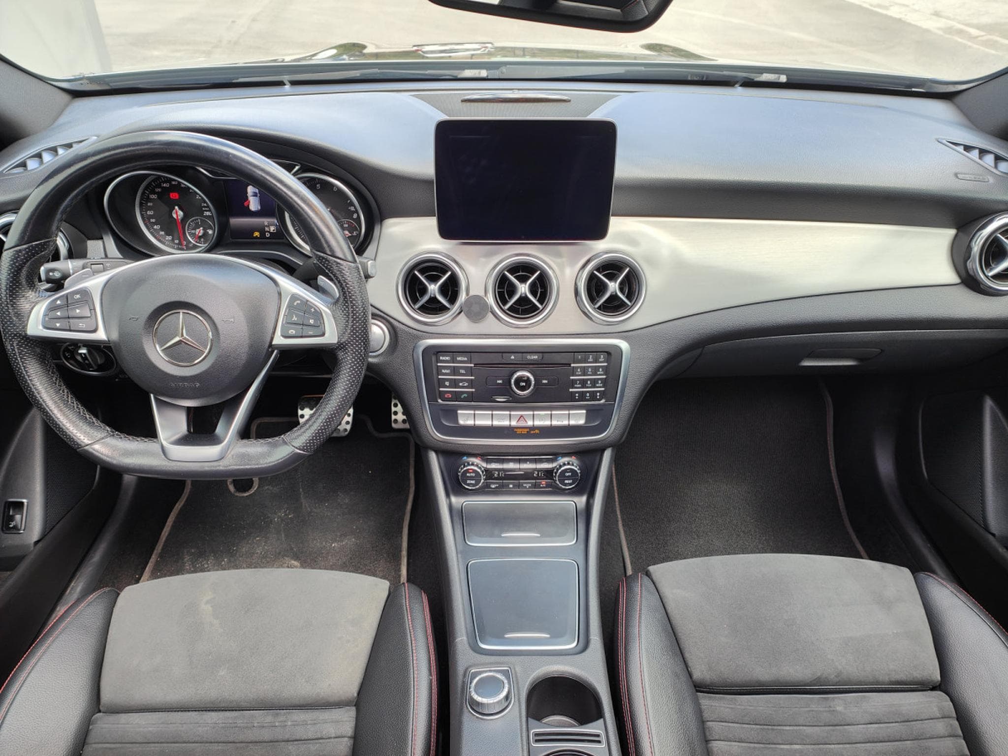 Mercedes GLA 200 200 PACK AMG GPS TOIT OUVRANT PANO SIEGES CHAUFFANTS (2018) - Photo 12