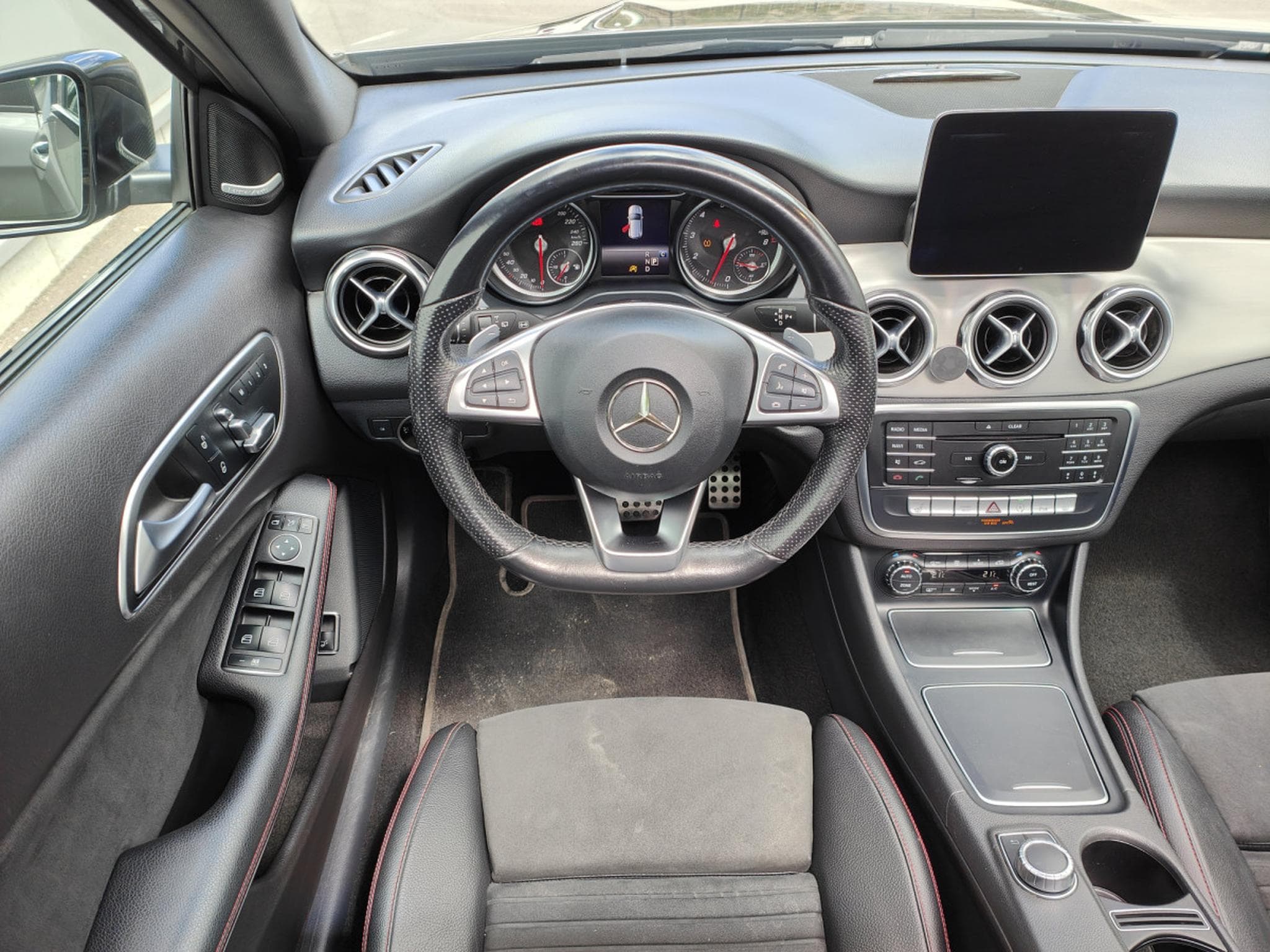 Mercedes GLA 200 200 PACK AMG GPS TOIT OUVRANT PANO SIEGES CHAUFFANTS (2018) - Photo 13