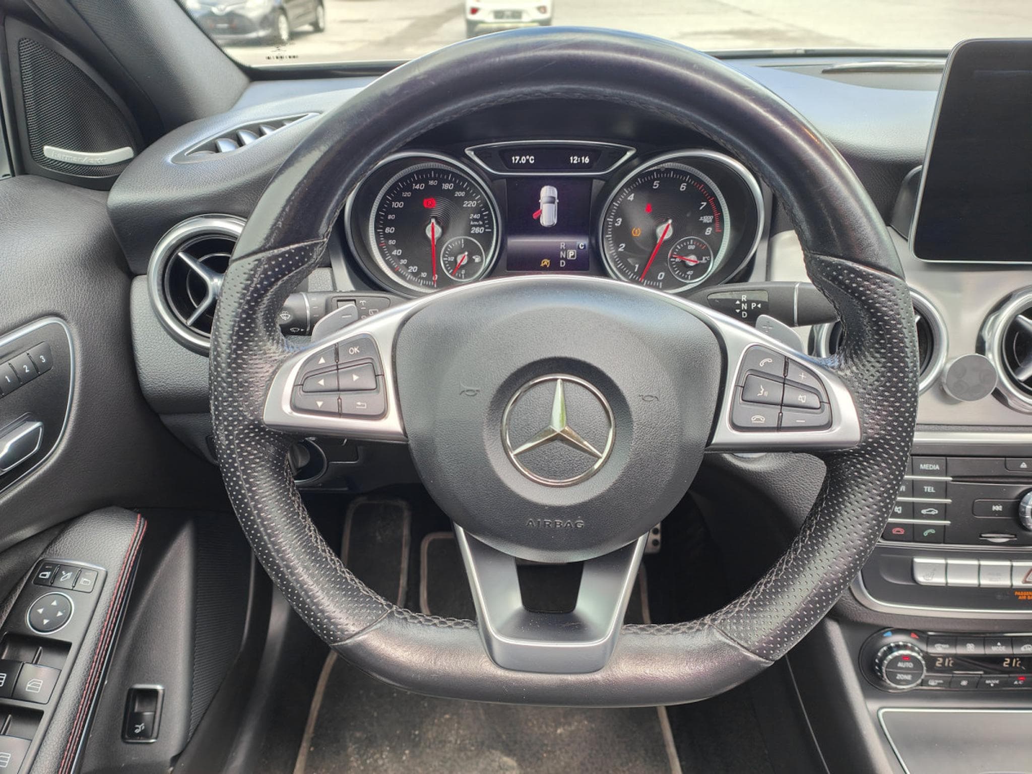 Mercedes GLA 200 200 PACK AMG GPS TOIT OUVRANT PANO SIEGES CHAUFFANTS (2018) - Photo 14