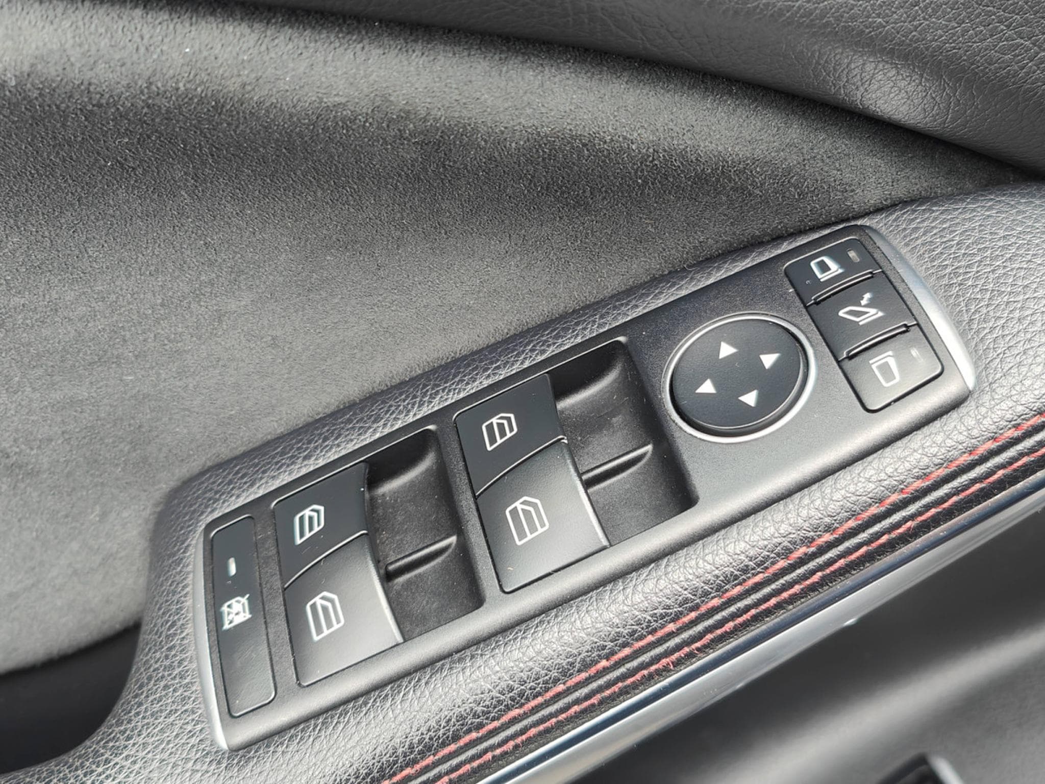 Mercedes GLA 200 200 PACK AMG GPS TOIT OUVRANT PANO SIEGES CHAUFFANTS (2018) - Photo 15
