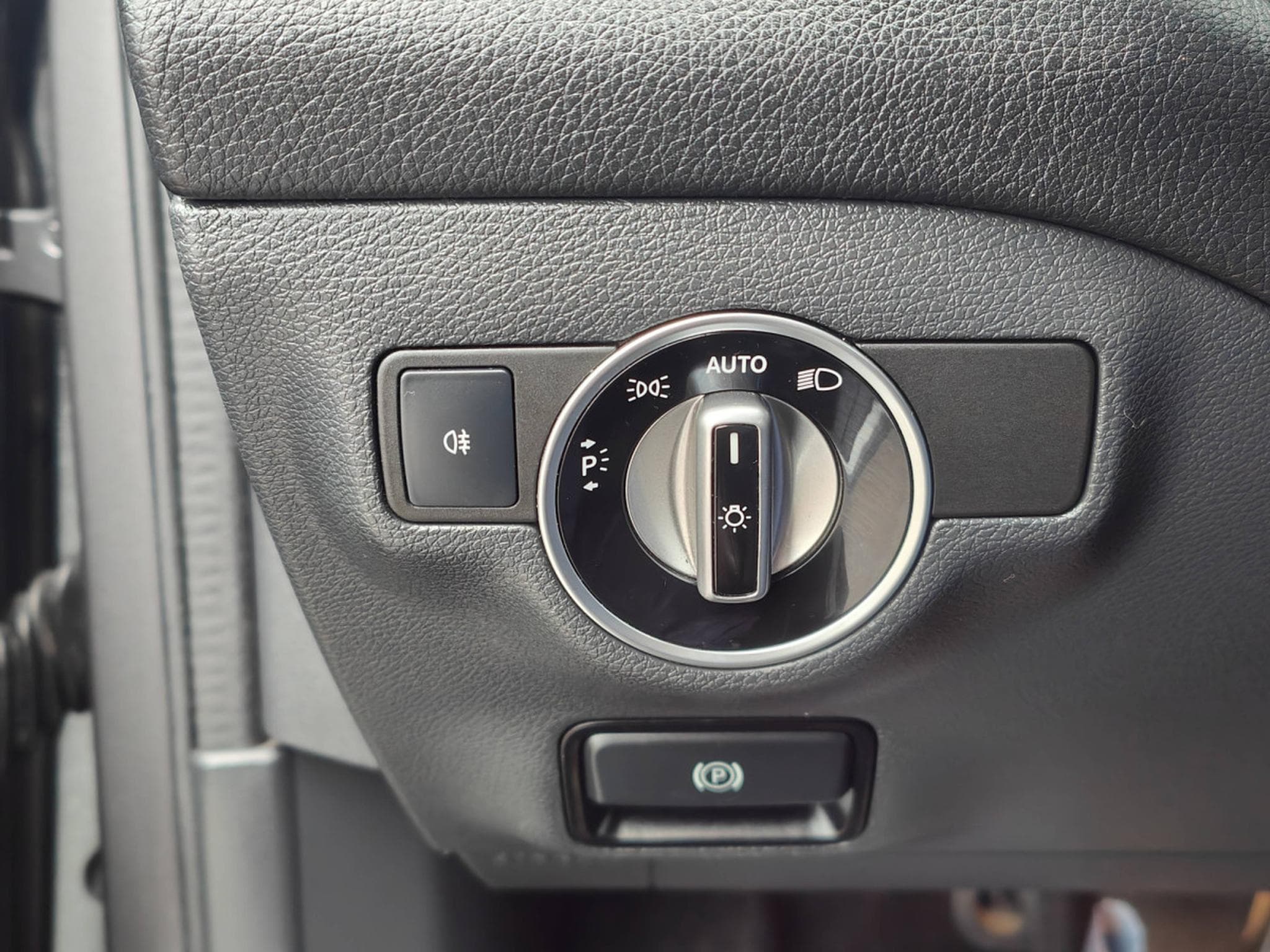 Mercedes GLA 200 200 PACK AMG GPS TOIT OUVRANT PANO SIEGES CHAUFFANTS (2018) - Photo 17
