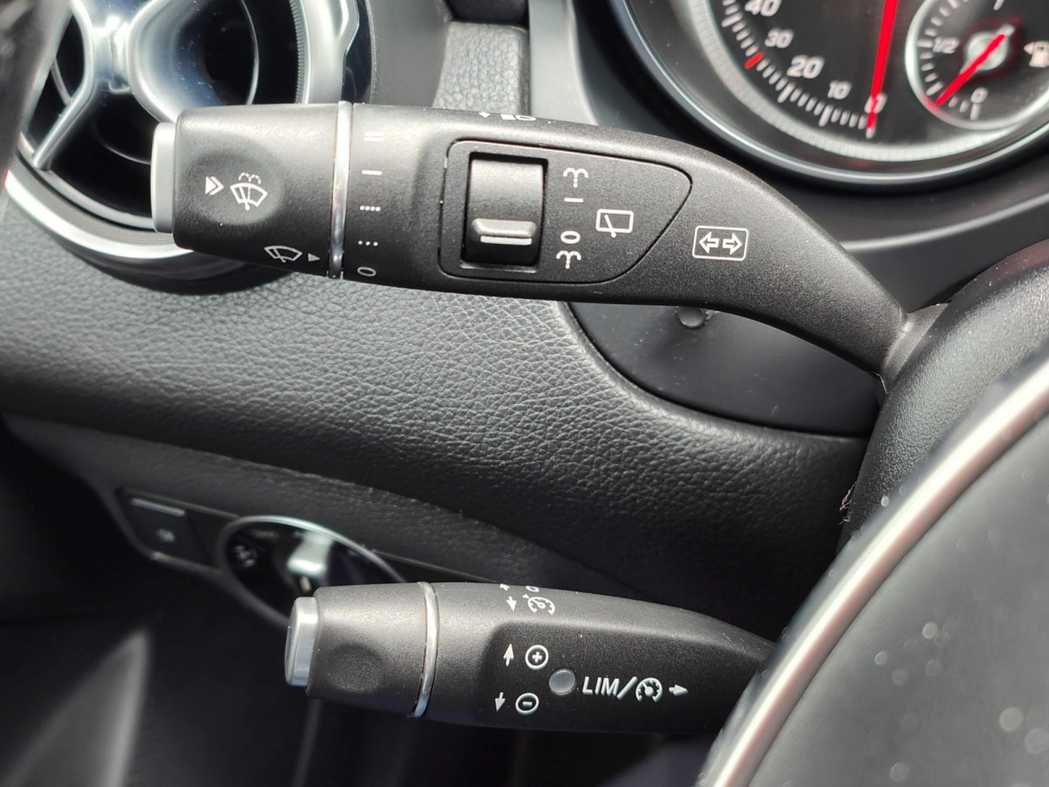 Mercedes GLA 200 200 PACK AMG GPS TOIT OUVRANT PANO SIEGES CHAUFFANTS (2018) - Photo 19
