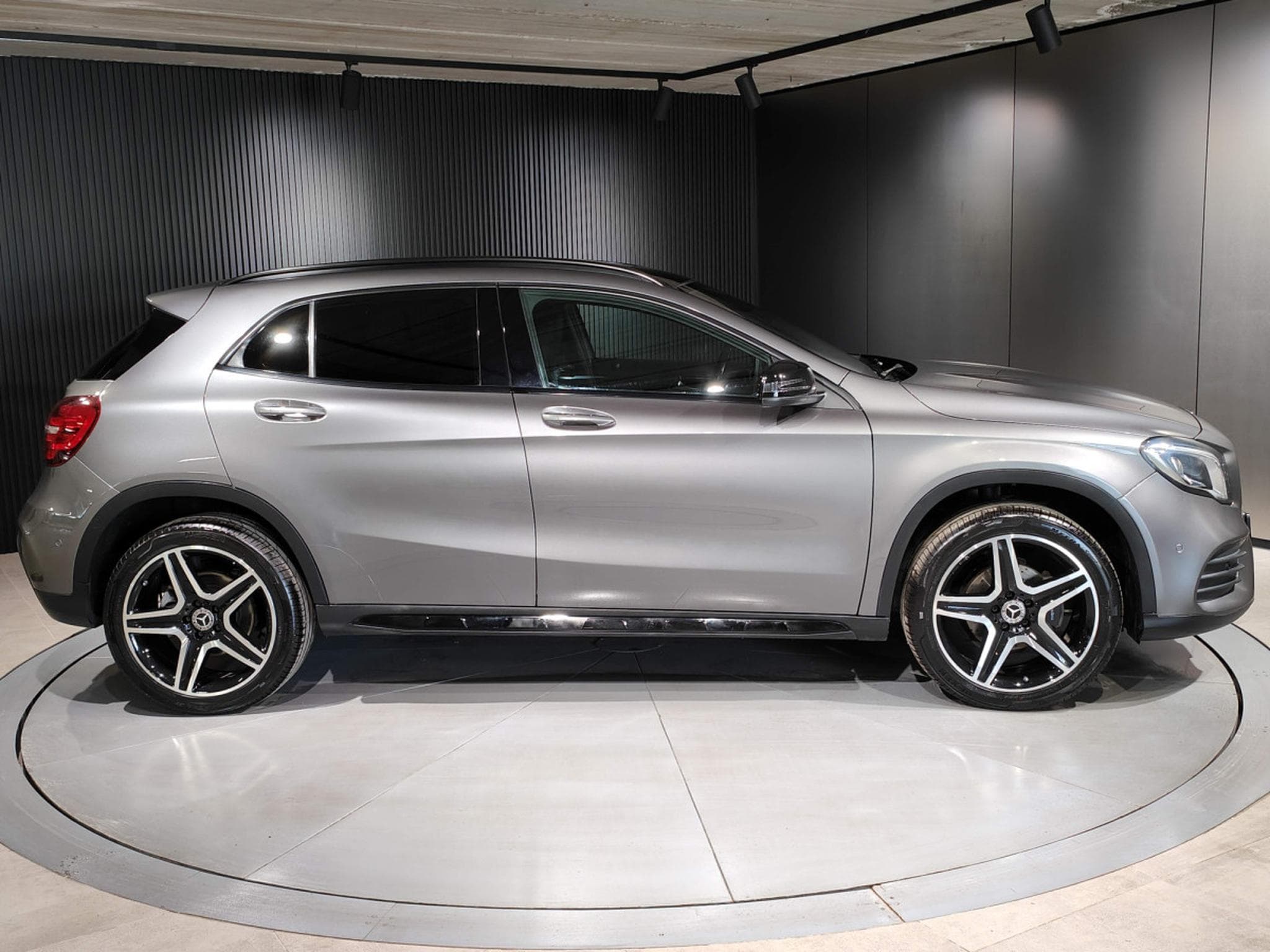 Mercedes GLA 200 200 PACK AMG GPS TOIT OUVRANT PANO SIEGES CHAUFFANTS (2018) - Photo 2