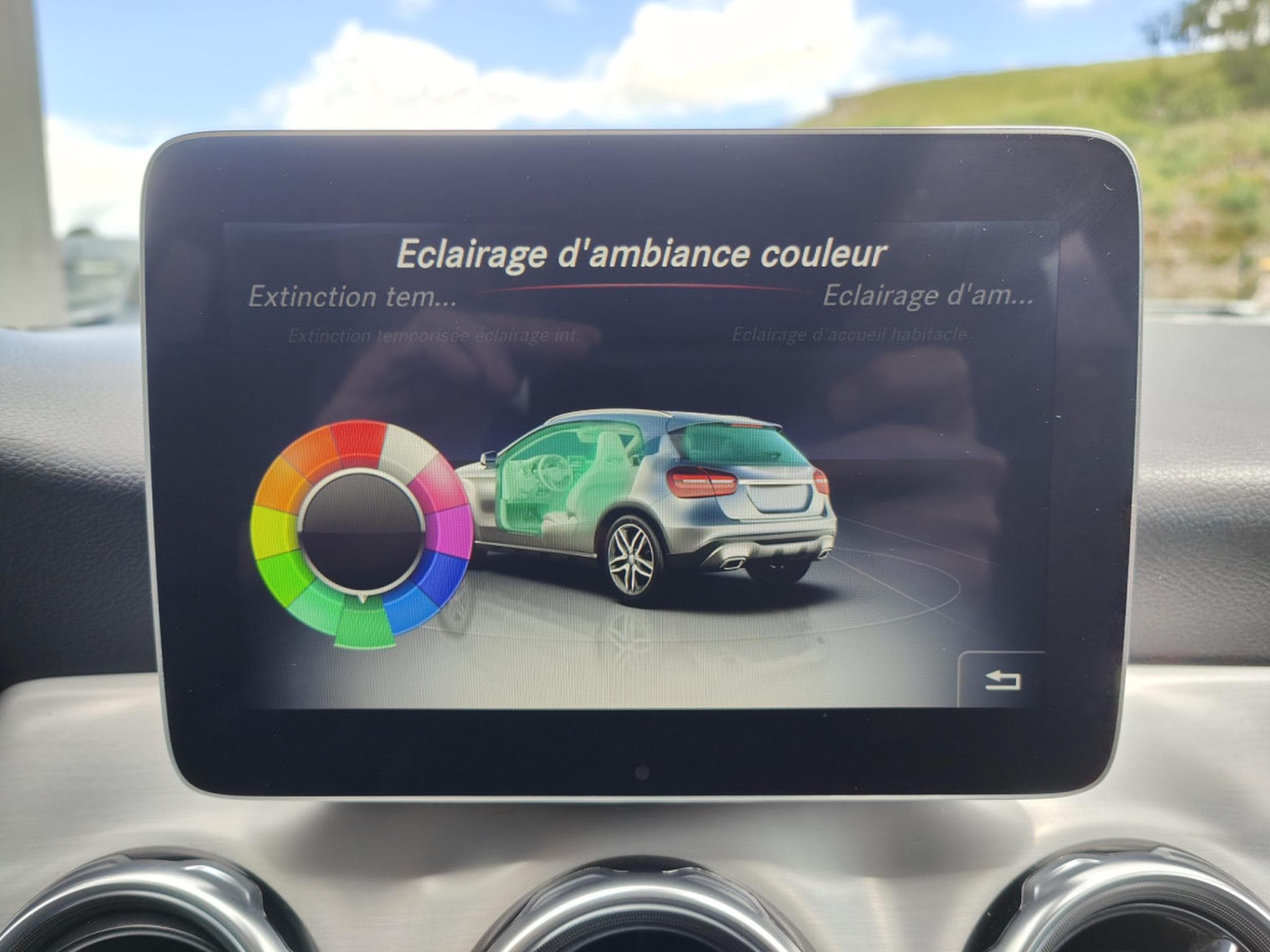 Mercedes GLA 200 200 PACK AMG GPS TOIT OUVRANT PANO SIEGES CHAUFFANTS (2018) - Photo 23