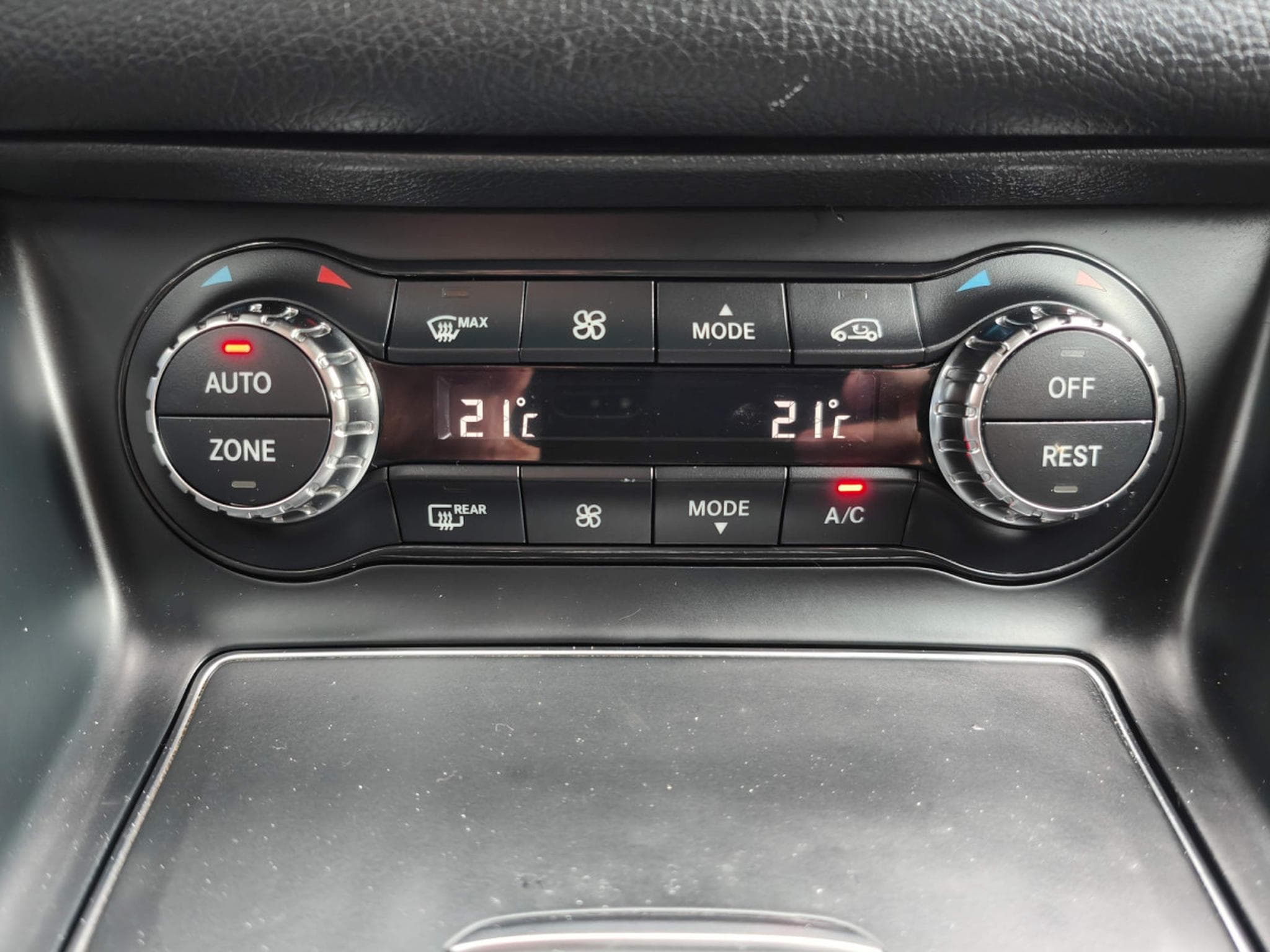 Mercedes GLA 200 200 PACK AMG GPS TOIT OUVRANT PANO SIEGES CHAUFFANTS (2018) - Photo 24