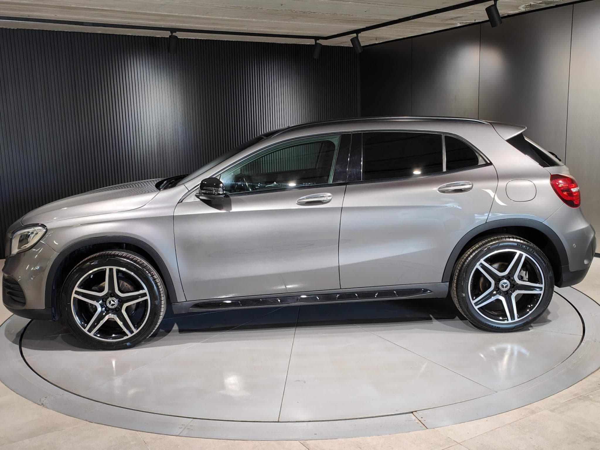 Mercedes GLA 200 200 PACK AMG GPS TOIT OUVRANT PANO SIEGES CHAUFFANTS (2018) - Photo 5
