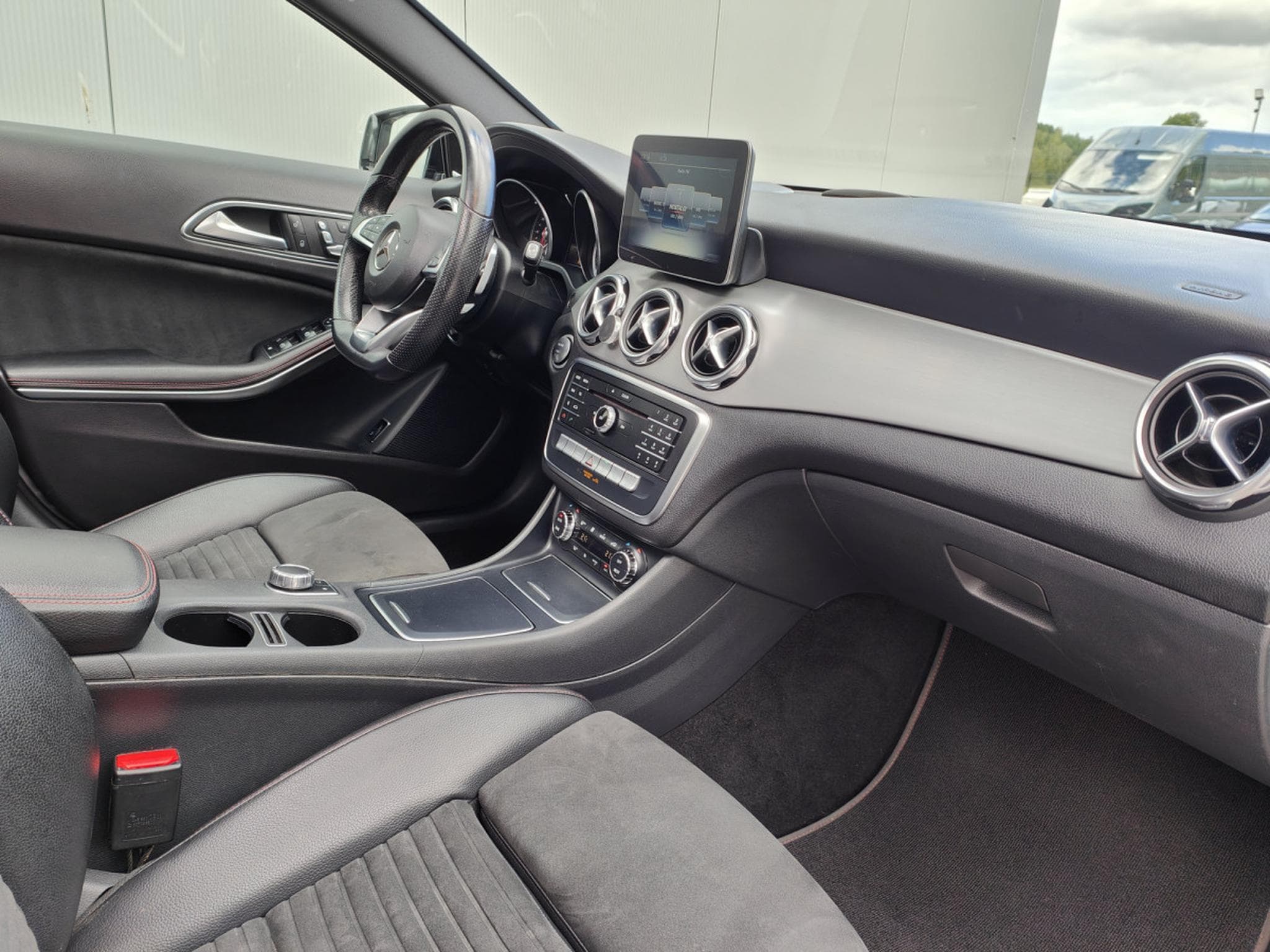 Mercedes GLA 200 200 PACK AMG GPS TOIT OUVRANT PANO SIEGES CHAUFFANTS (2018) - Photo 7