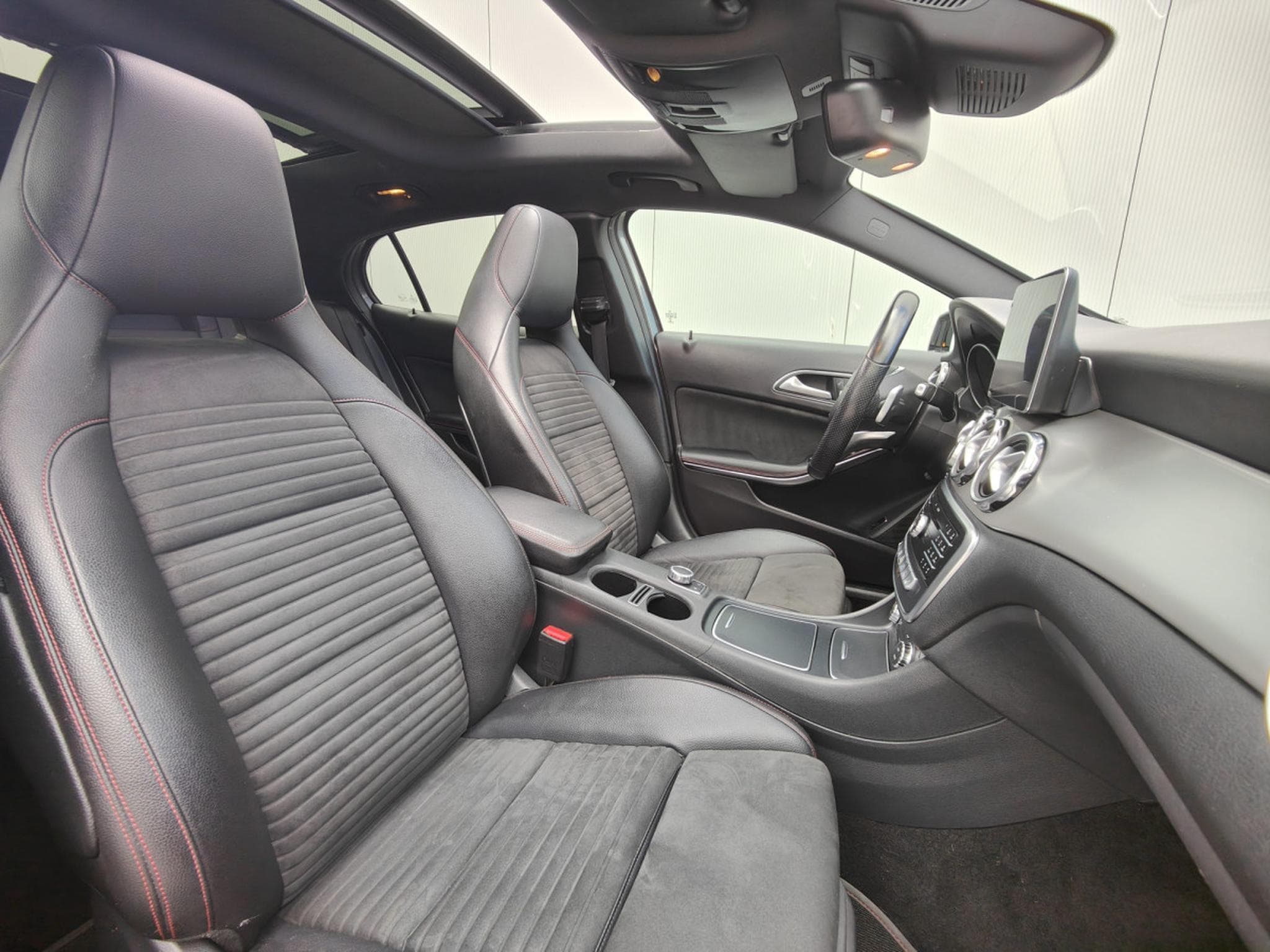 Mercedes GLA 200 200 PACK AMG GPS TOIT OUVRANT PANO SIEGES CHAUFFANTS (2018) - Photo 8