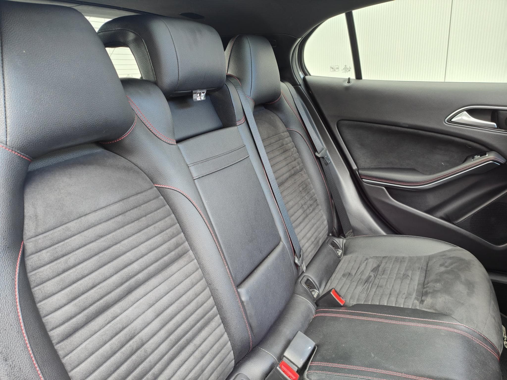 Mercedes GLA 200 200 PACK AMG GPS TOIT OUVRANT PANO SIEGES CHAUFFANTS (2018) - Photo 9