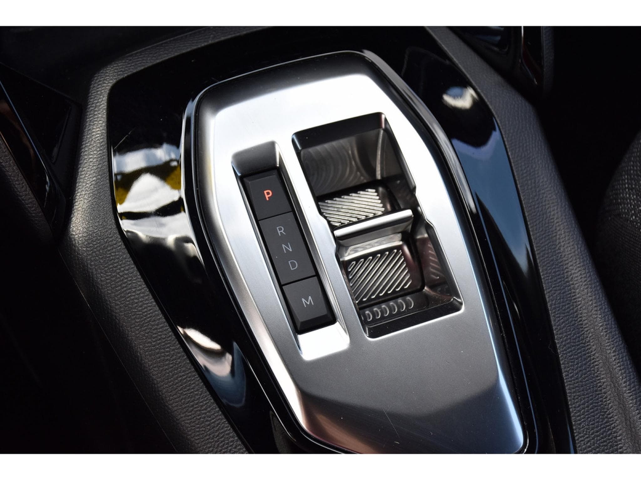 Peugeot 2008 1.2 Hybrid 145 e-DCS6 Style REGUL LANE PDC 1° MAIN (2025) - Photo 13